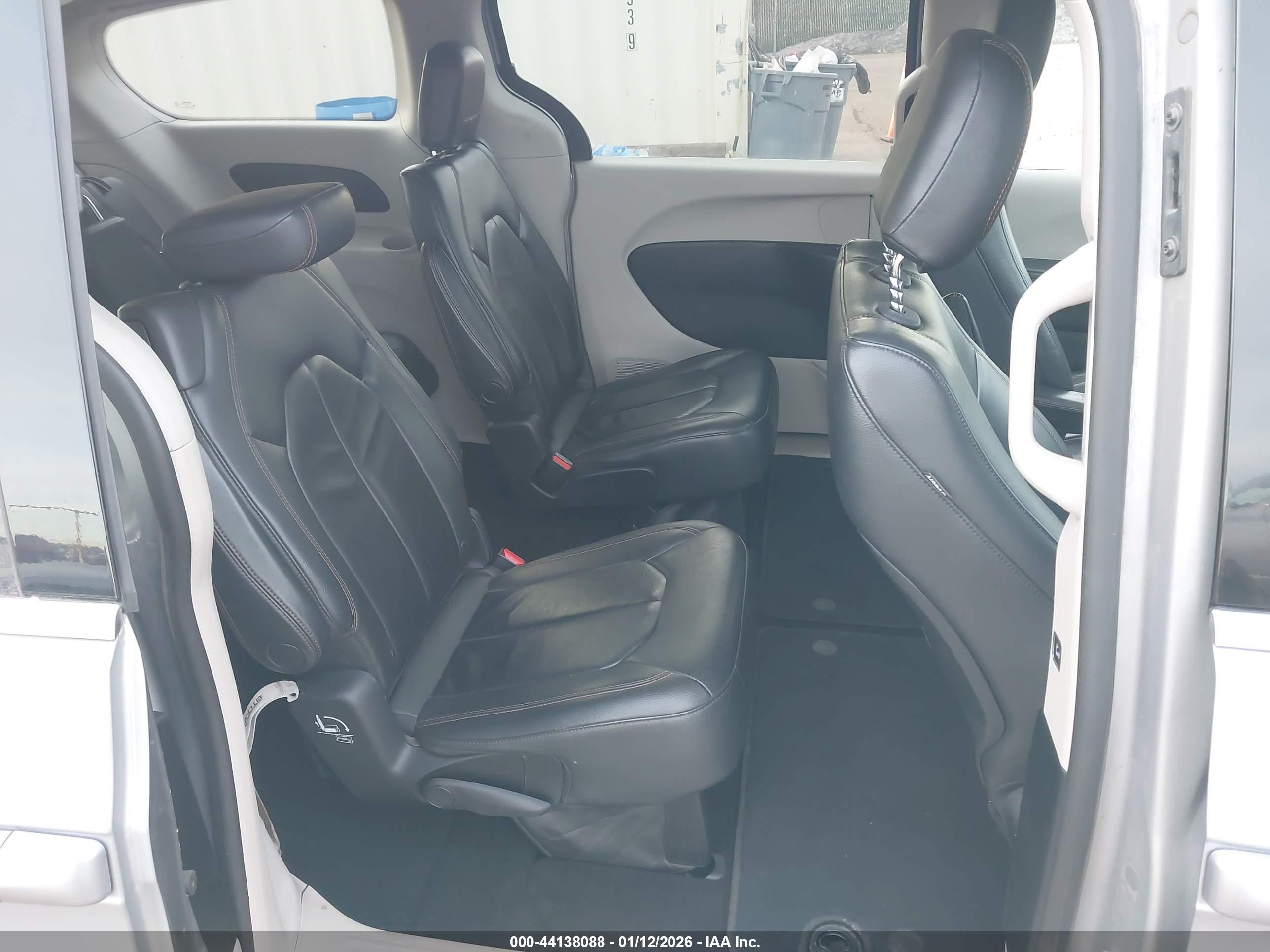 CHRYSLER PACIFICA image 8