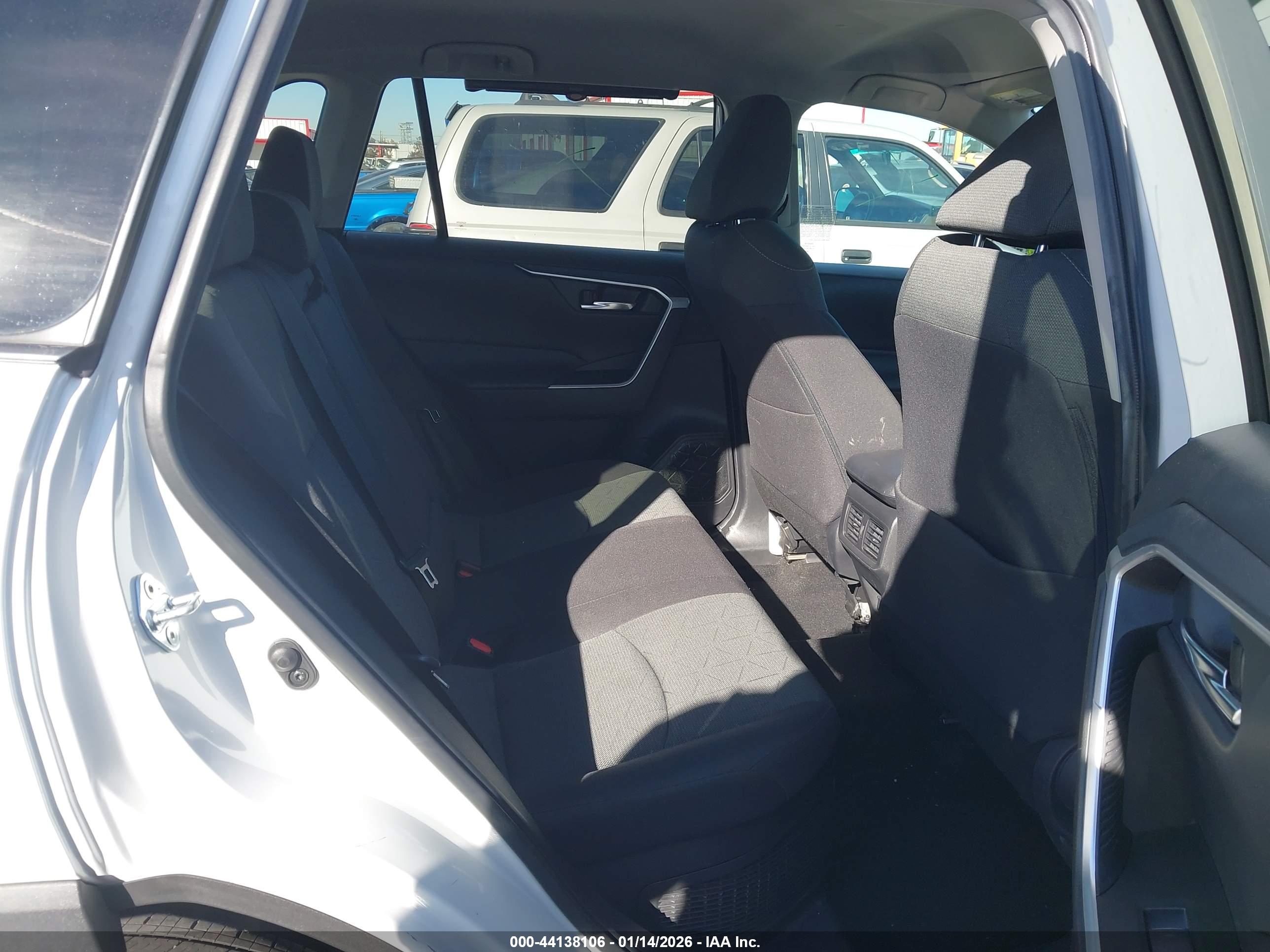 TOYOTA RAV4 image 8