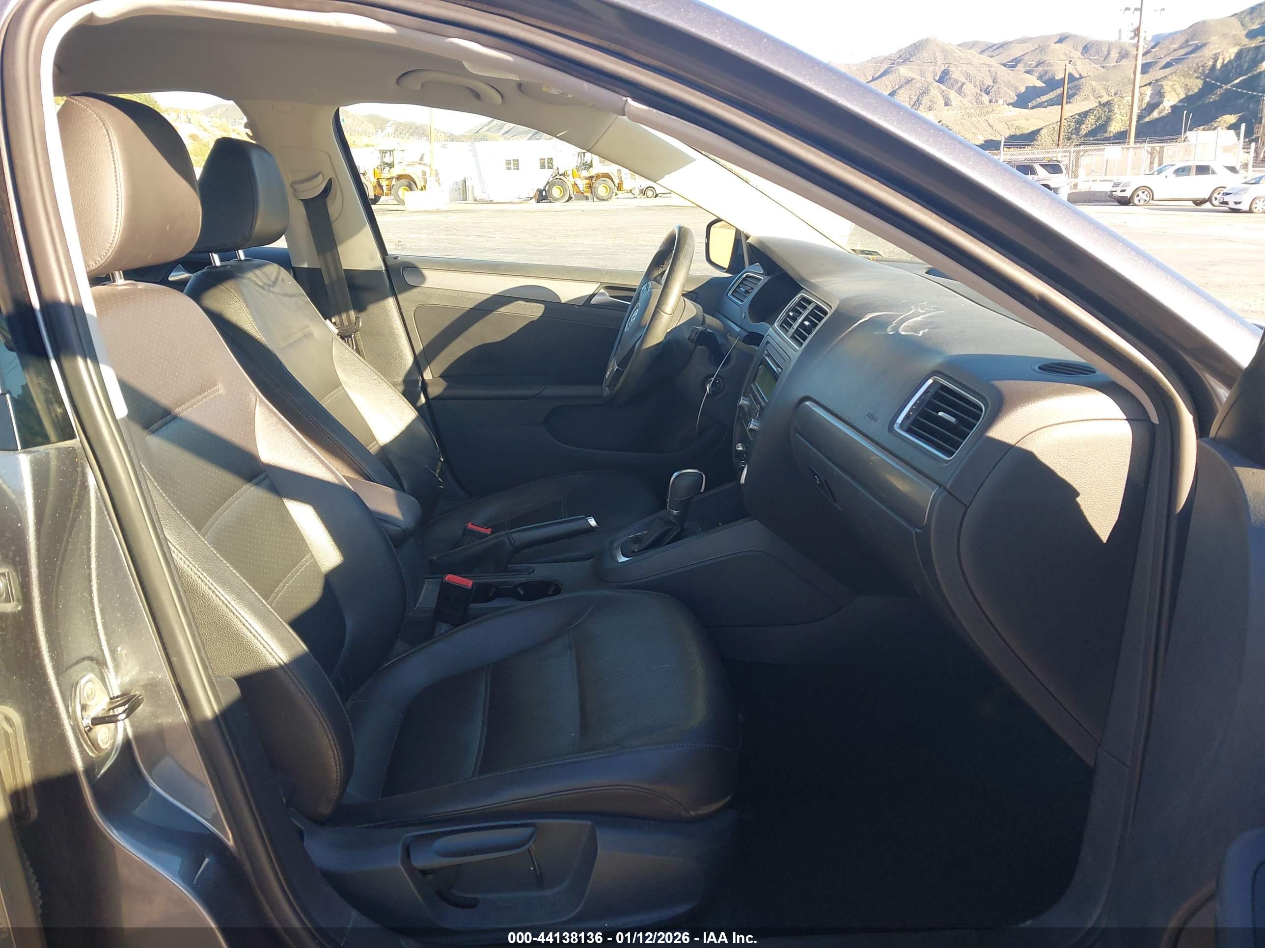 VOLKSWAGEN JETTA image 5