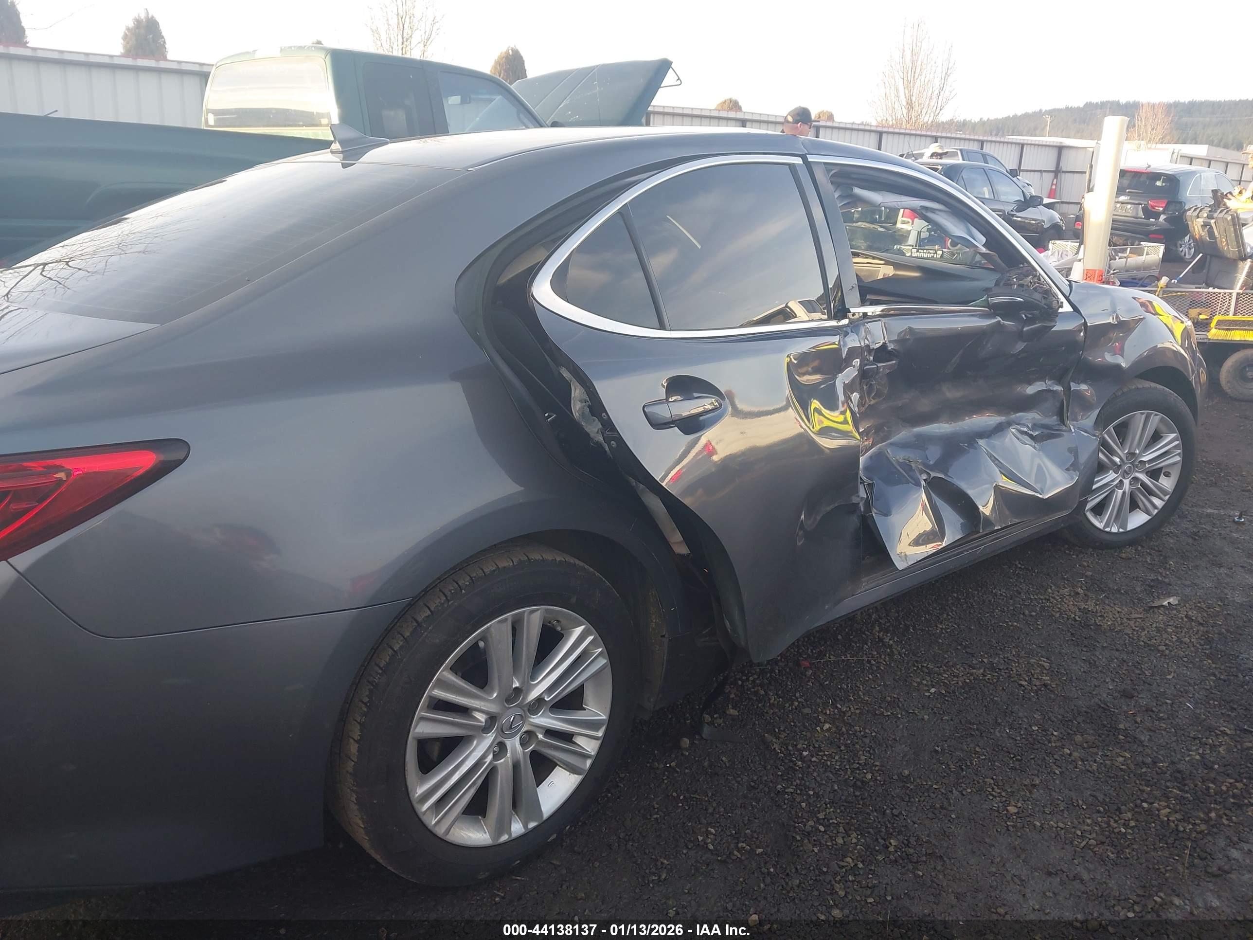 LEXUS ES image 6