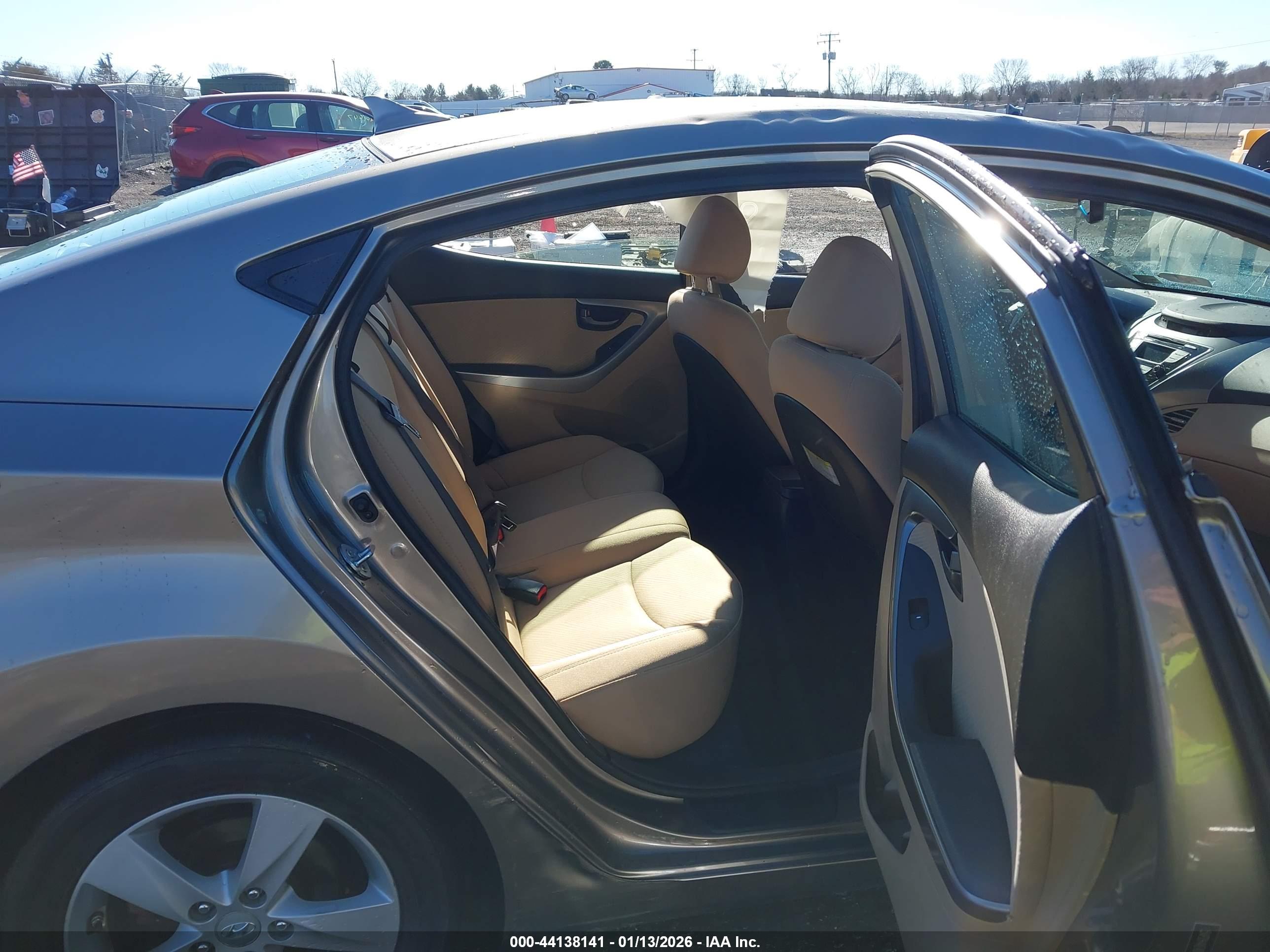 HYUNDAI ELANTRA image 8