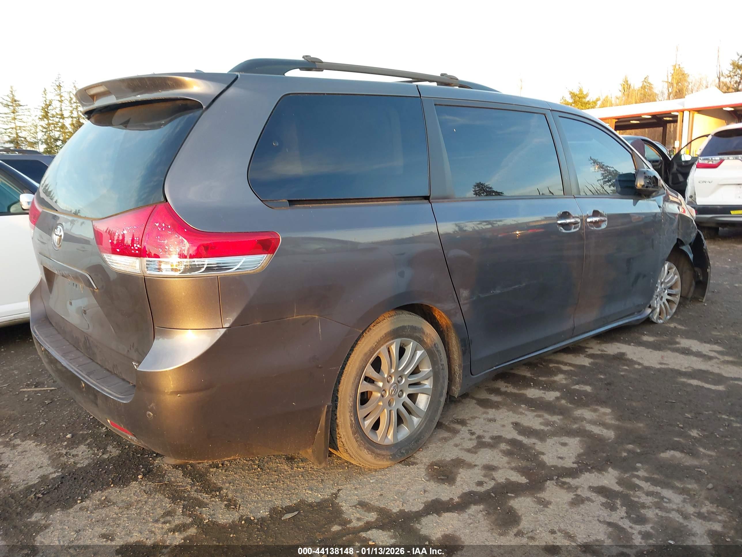 TOYOTA SIENNA image 4