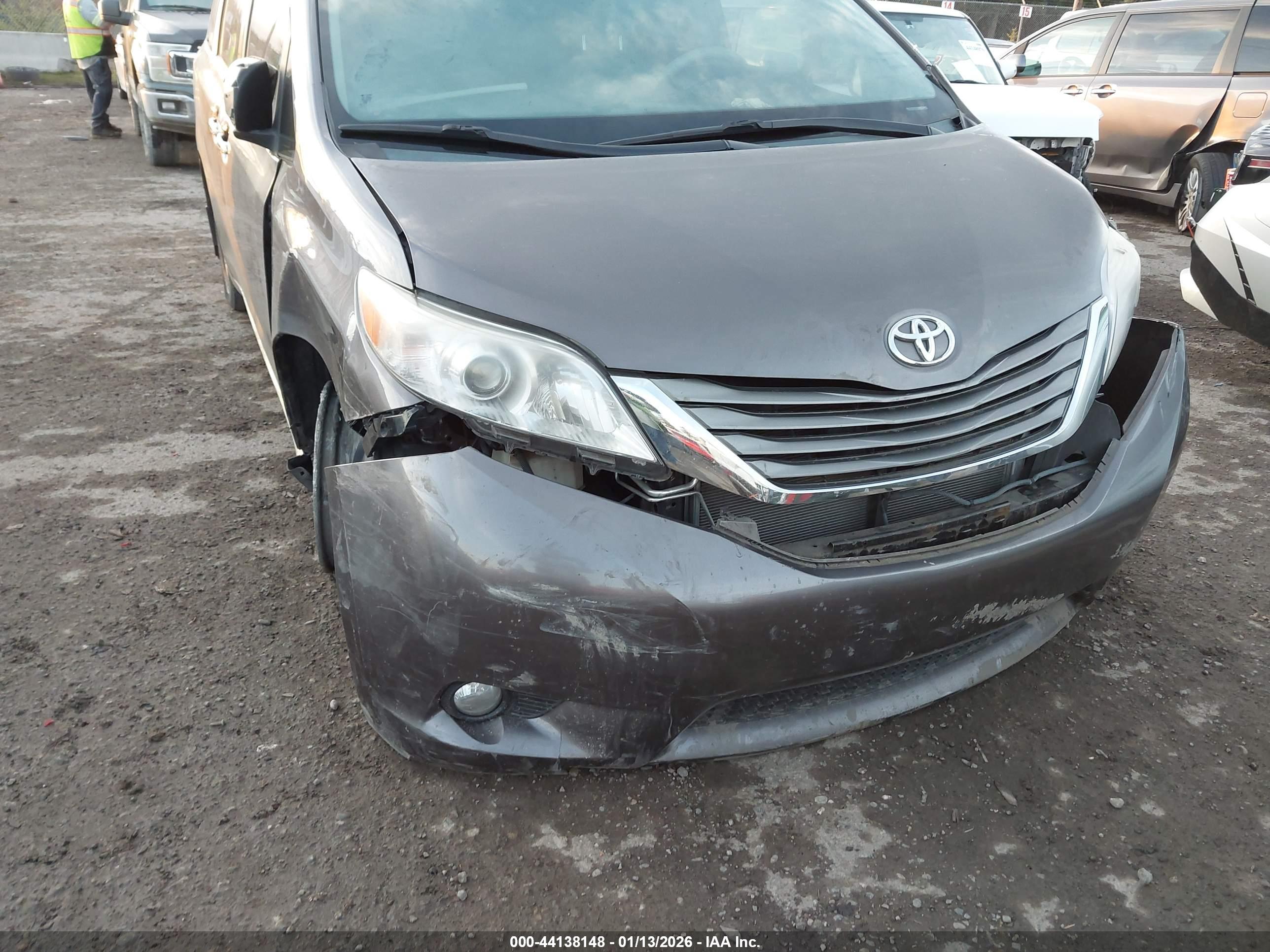 TOYOTA SIENNA image 6