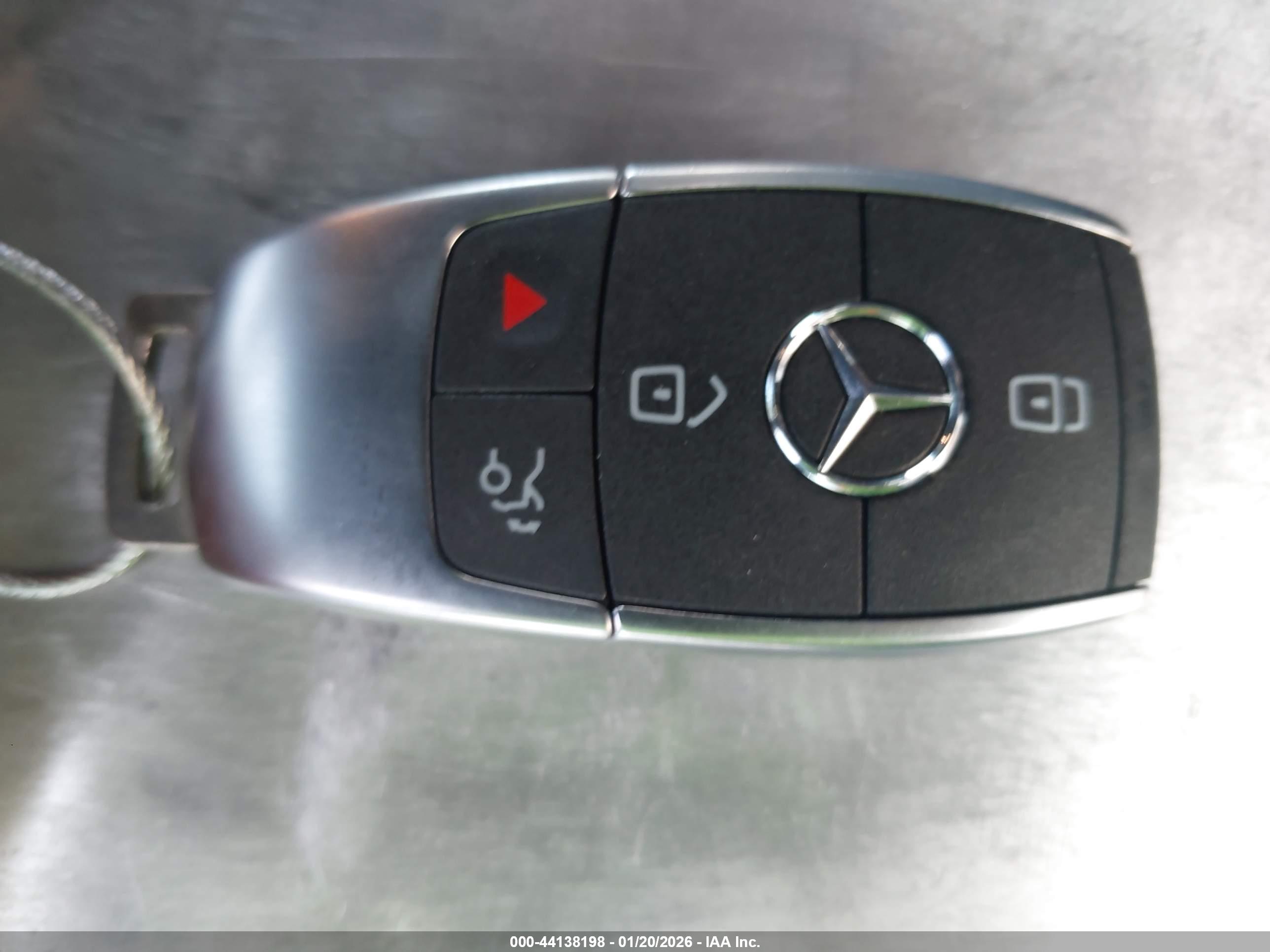 MERCEDES-BENZ GLB image 11