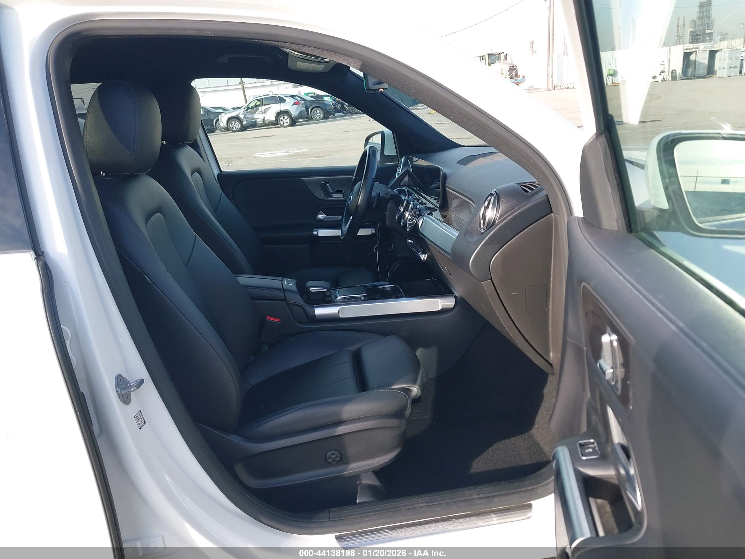 MERCEDES-BENZ GLB image 5