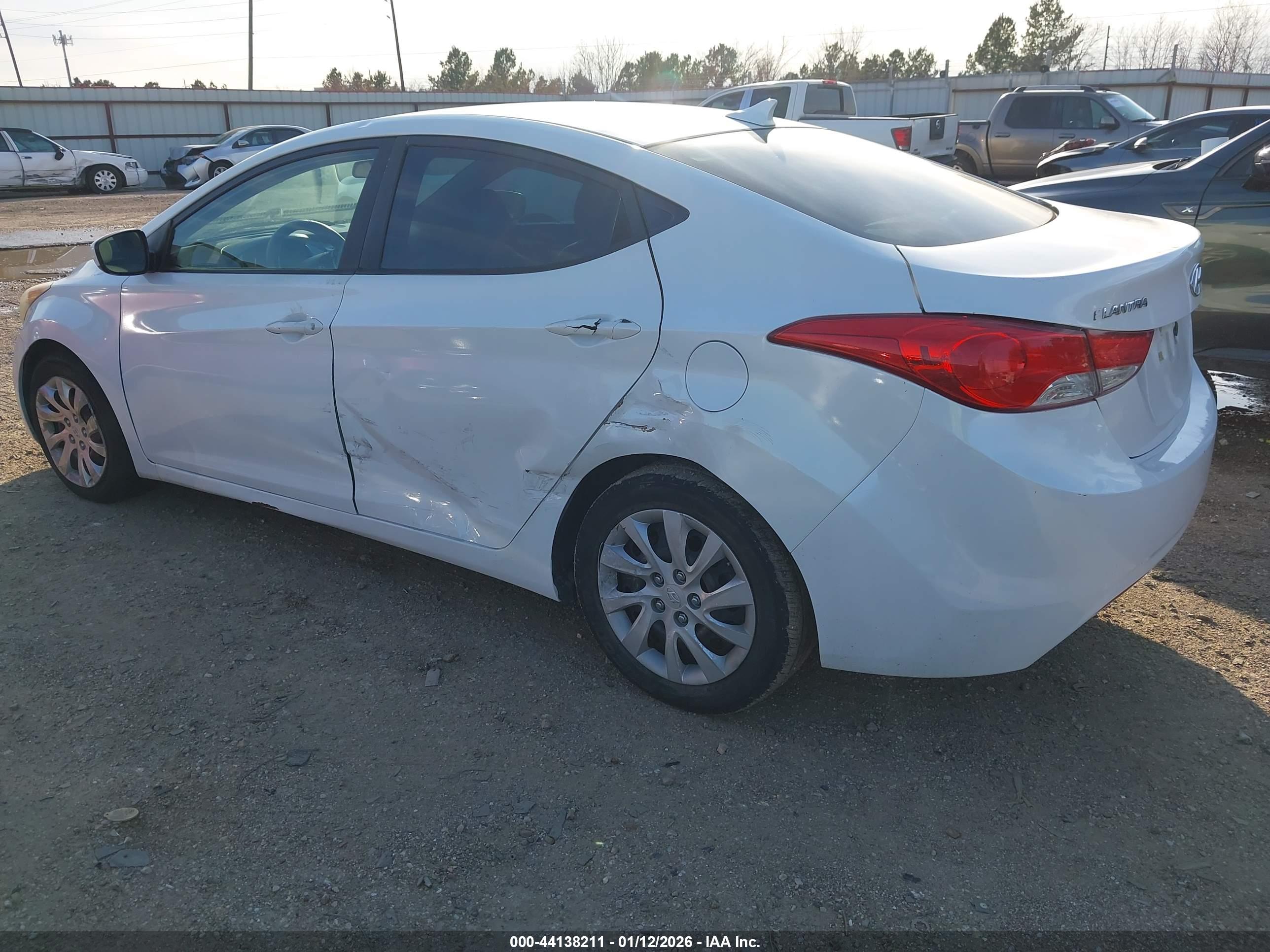 HYUNDAI ELANTRA image 3