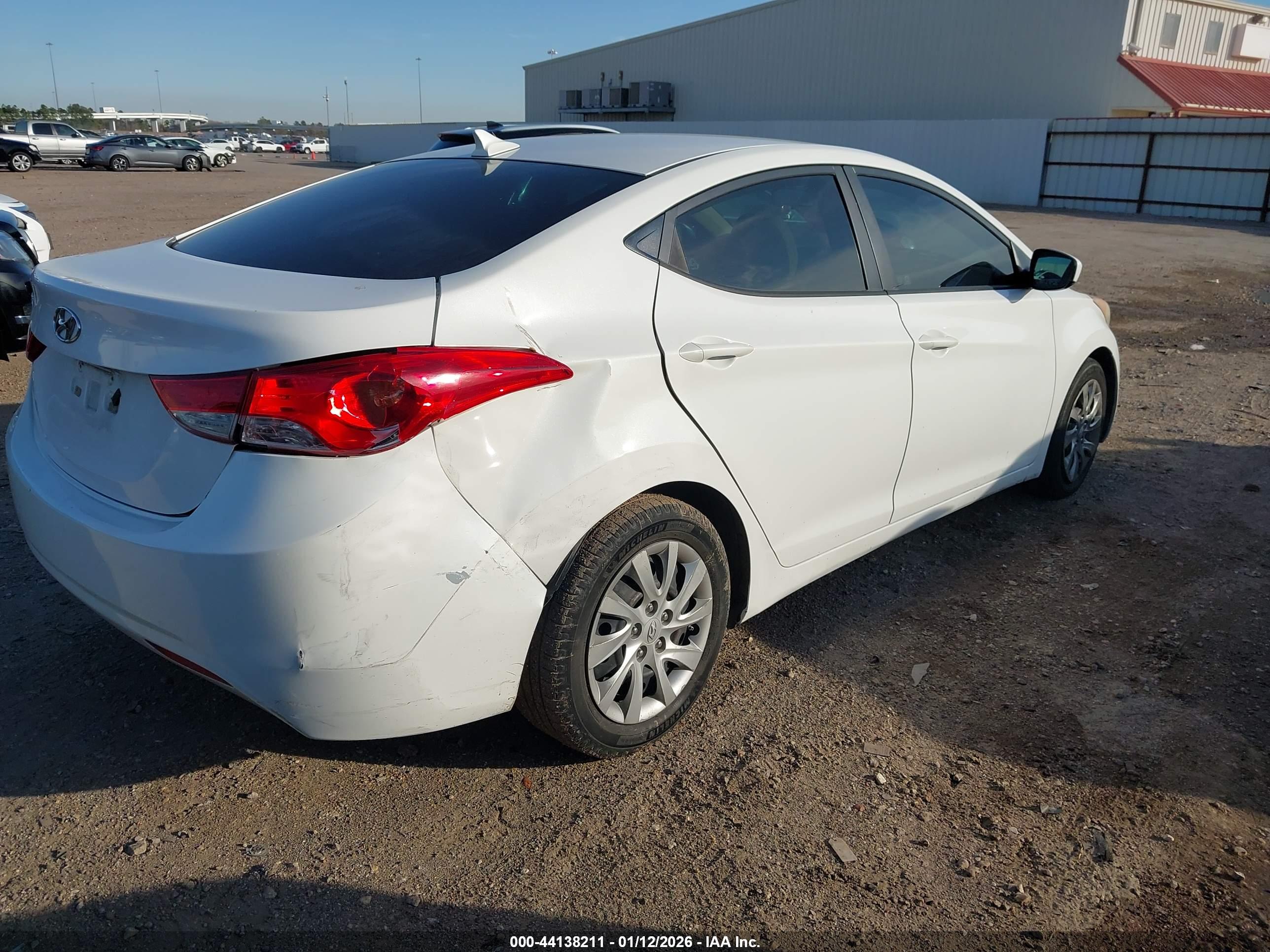 HYUNDAI ELANTRA image 4