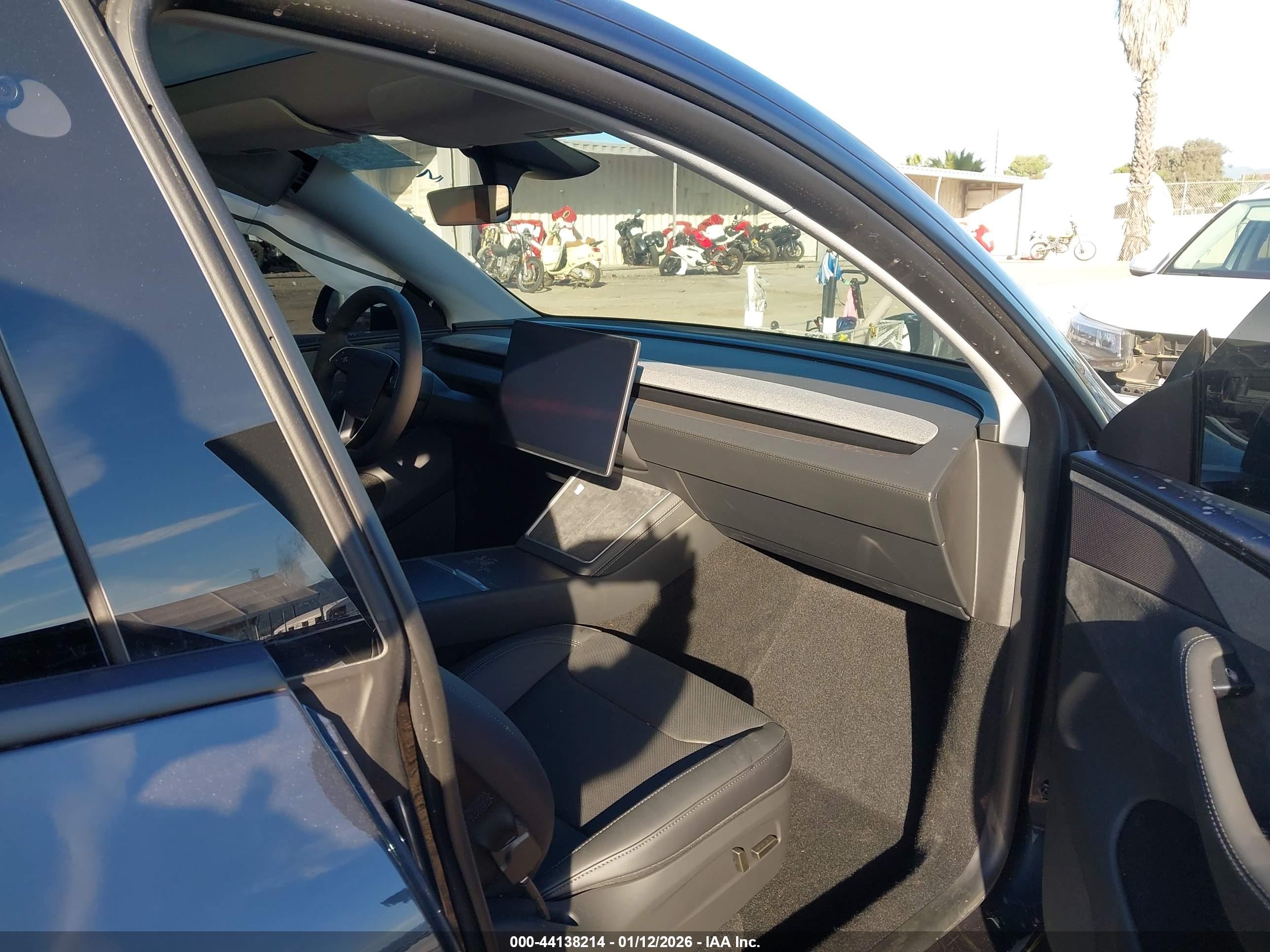 TESLA MODEL image 5