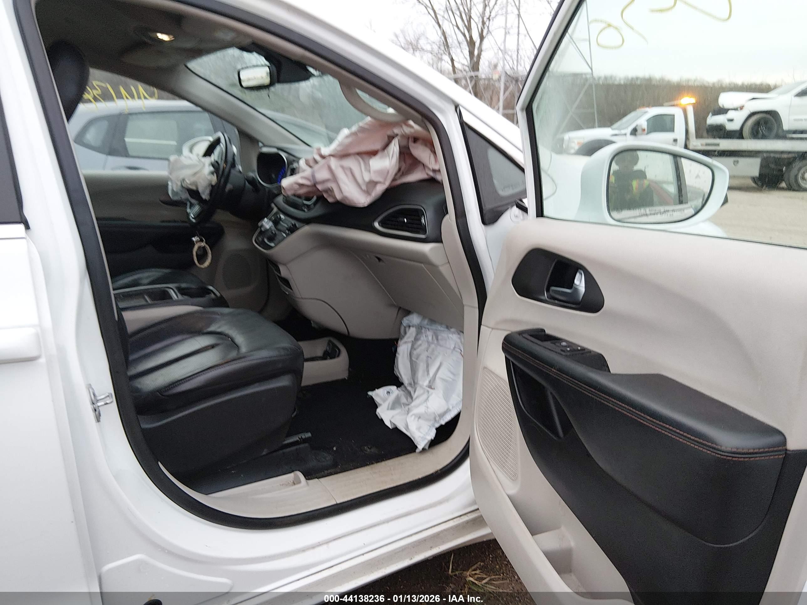 CHRYSLER PACIFICA image 5