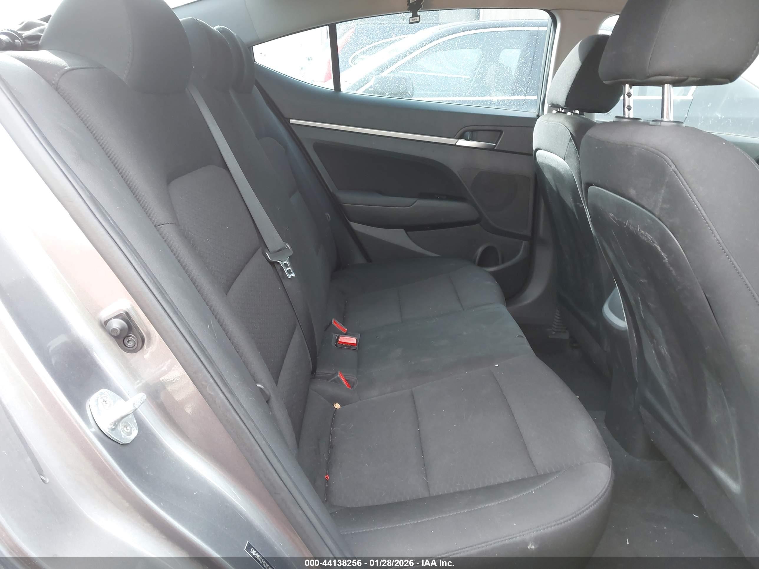 HYUNDAI ELANTRA image 8