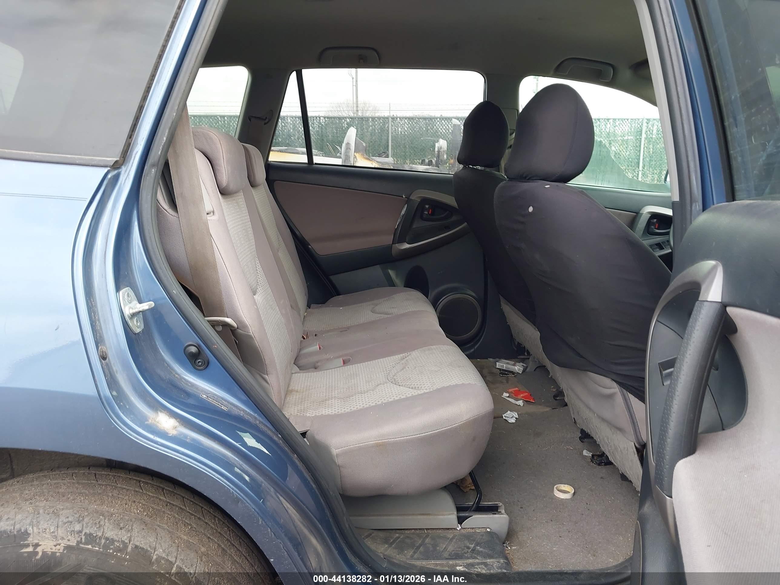 TOYOTA RAV4 image 8