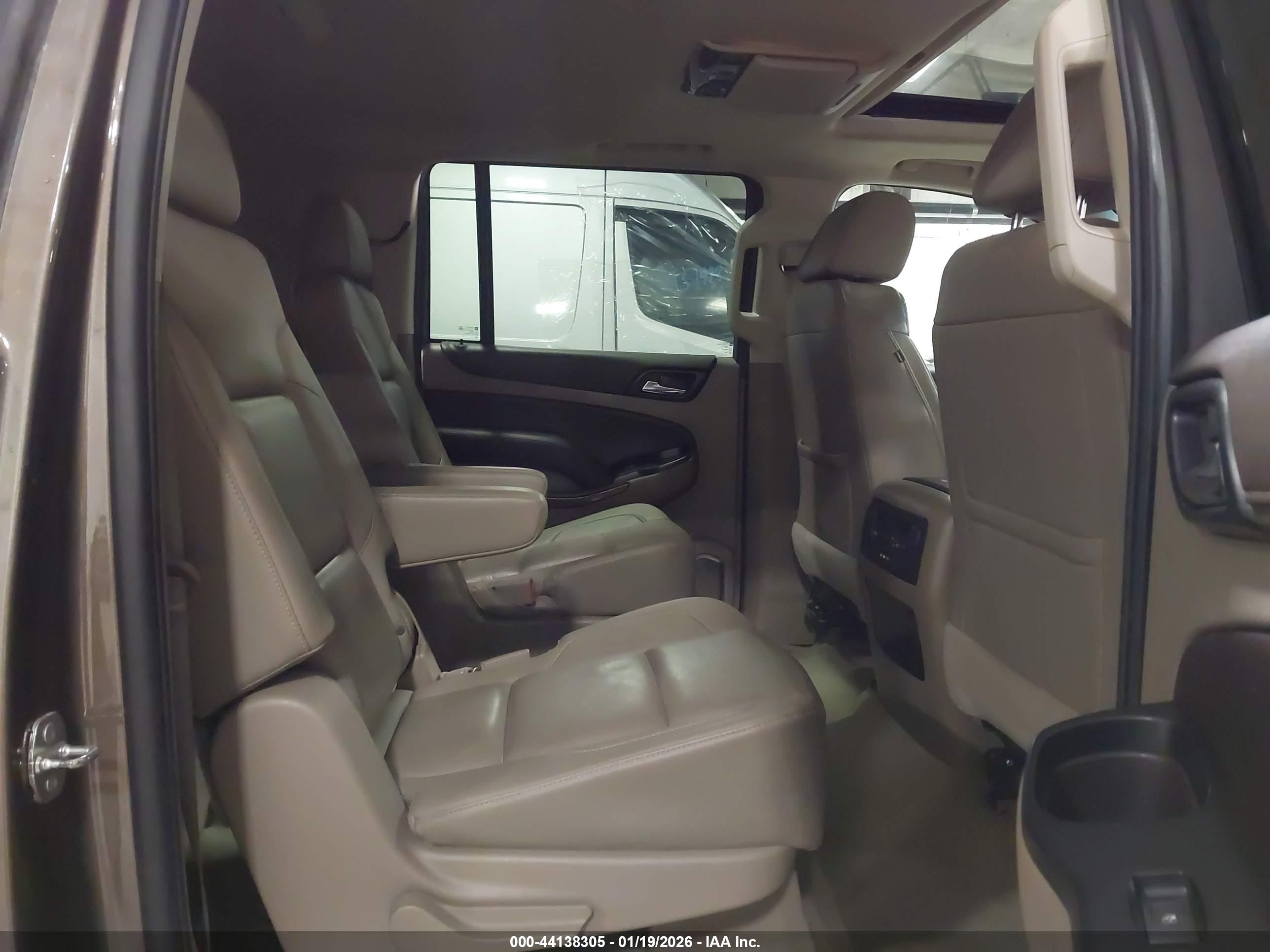 CHEVROLET SUBURBAN image 8