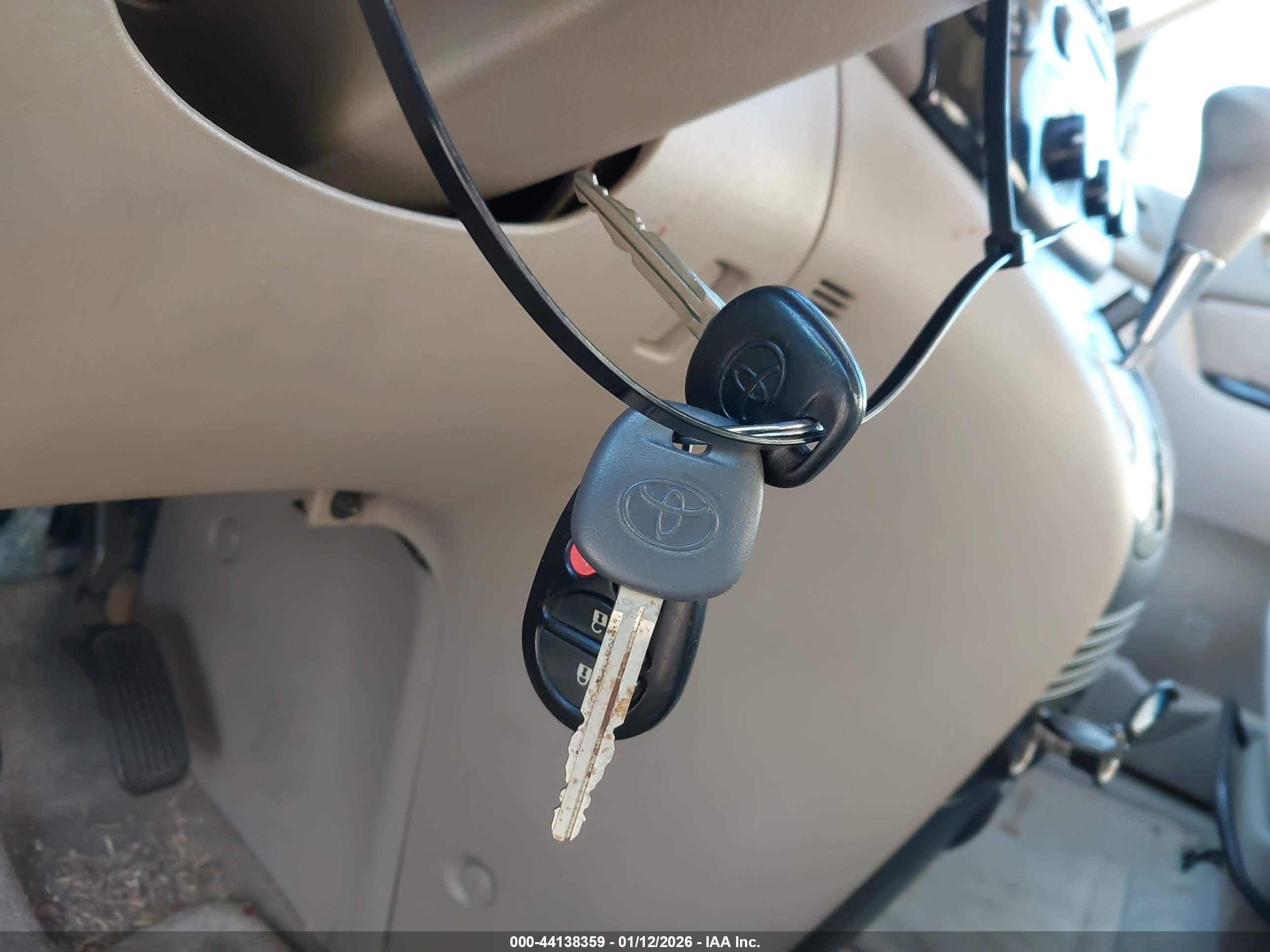 TOYOTA SIENNA image 11