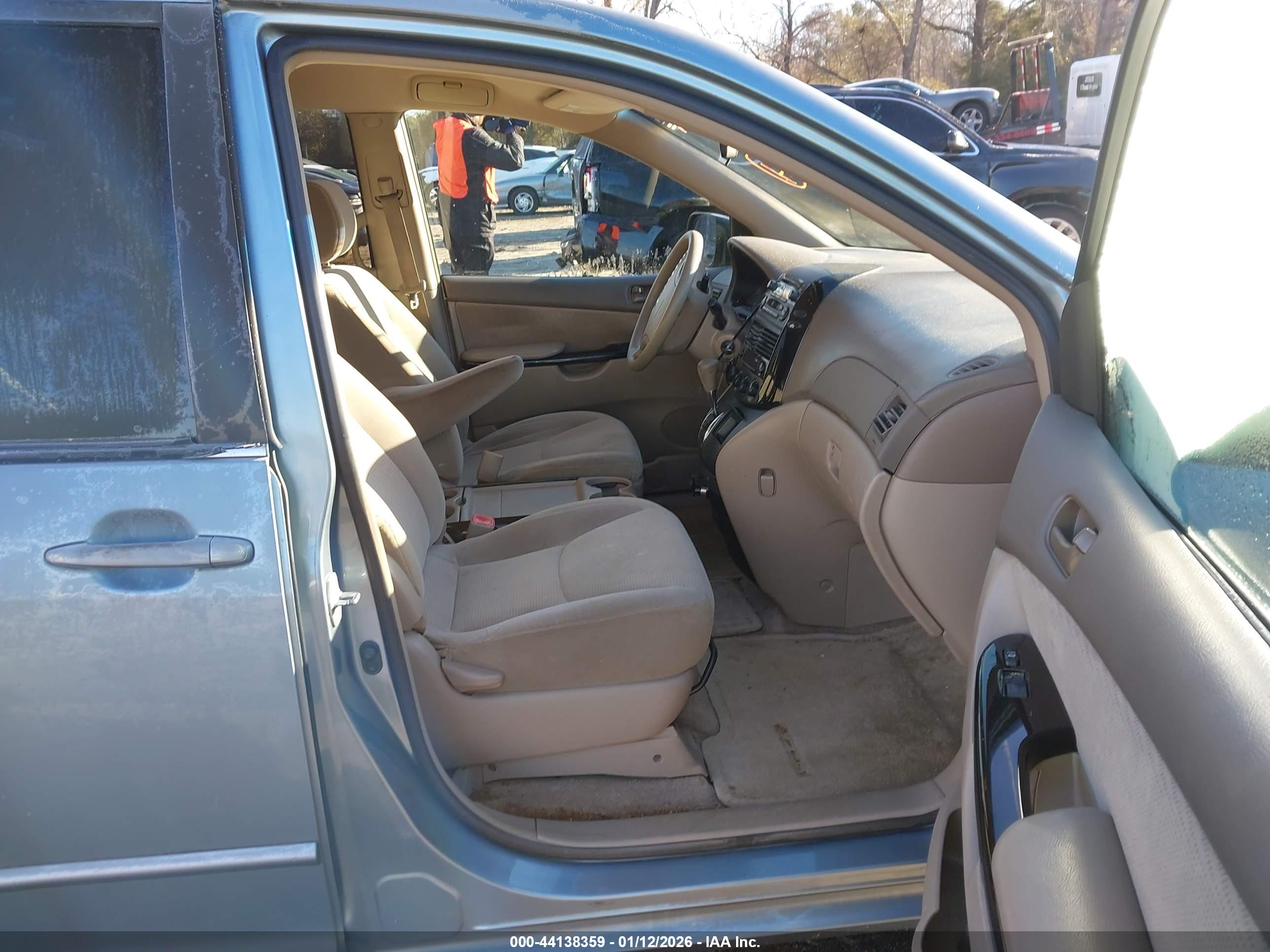TOYOTA SIENNA image 5