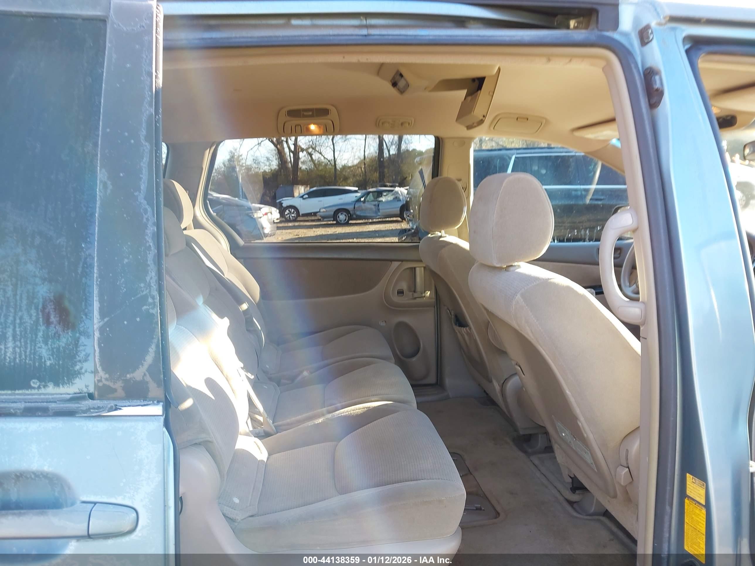 TOYOTA SIENNA image 8
