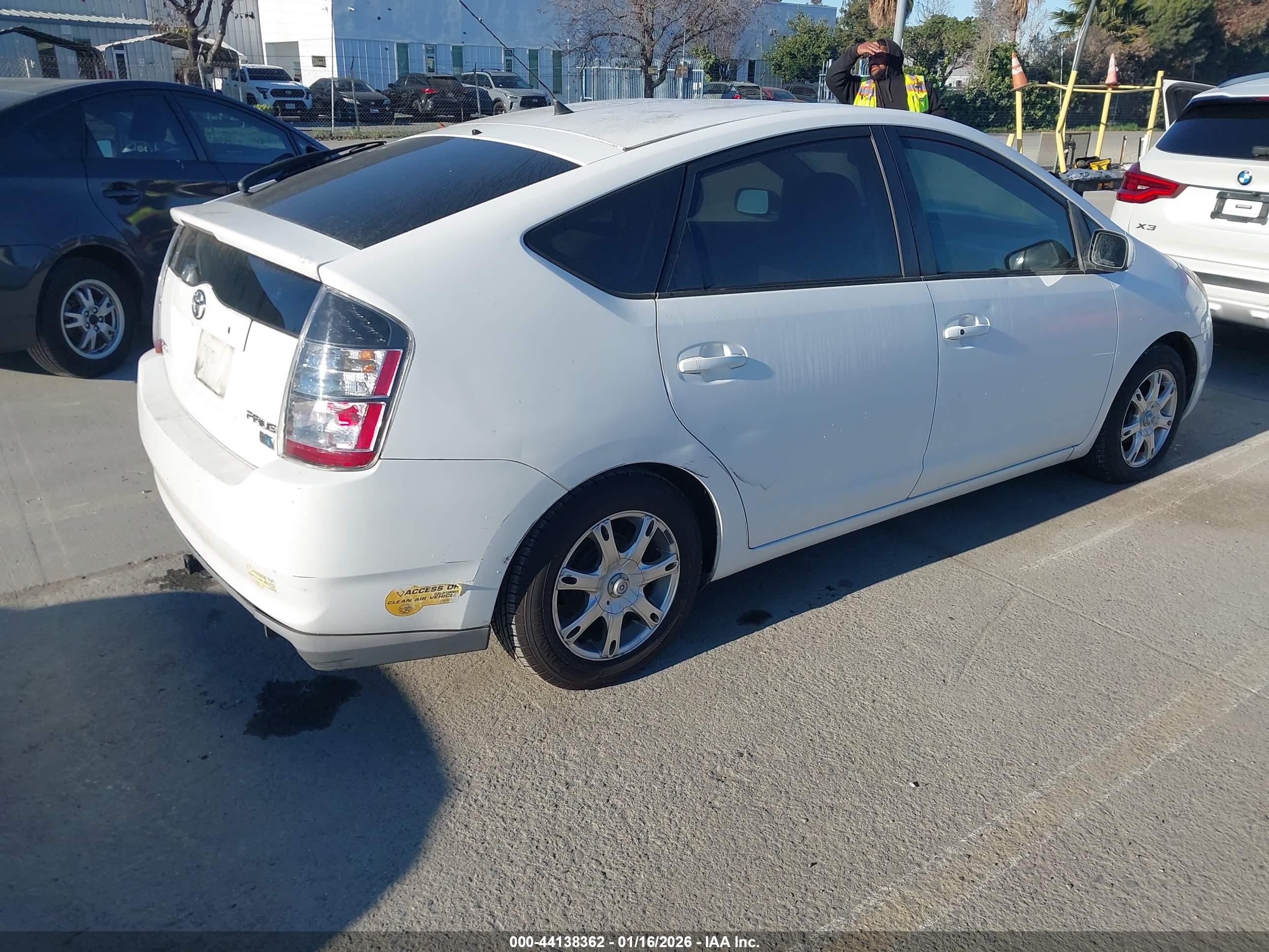 TOYOTA PRIUS image 4