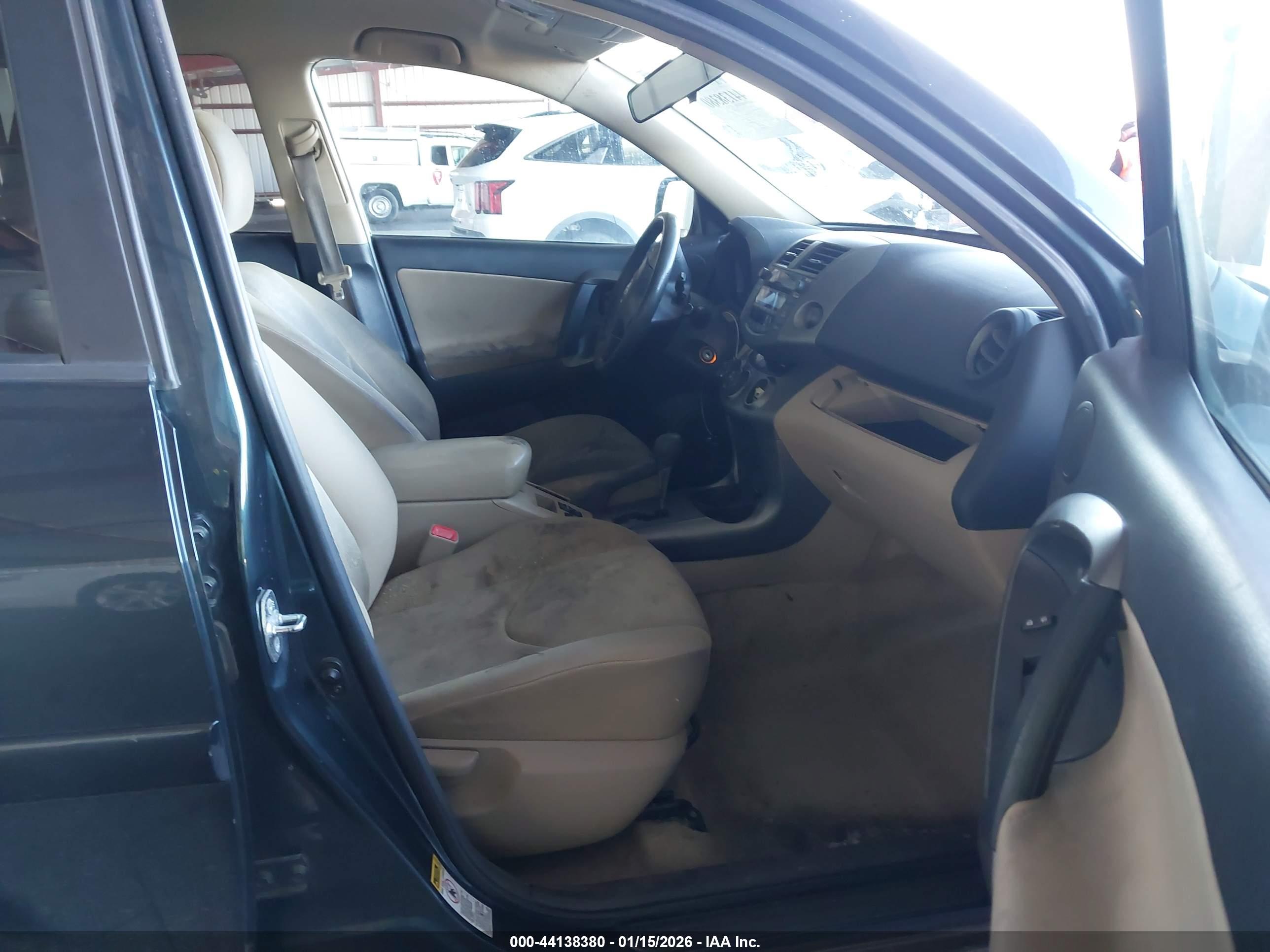 TOYOTA RAV4 image 5