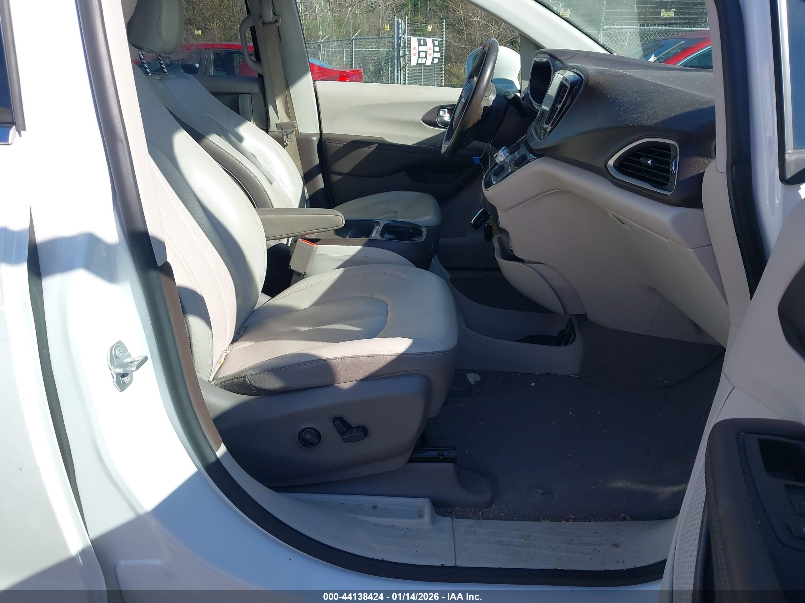 CHRYSLER PACIFICA image 5