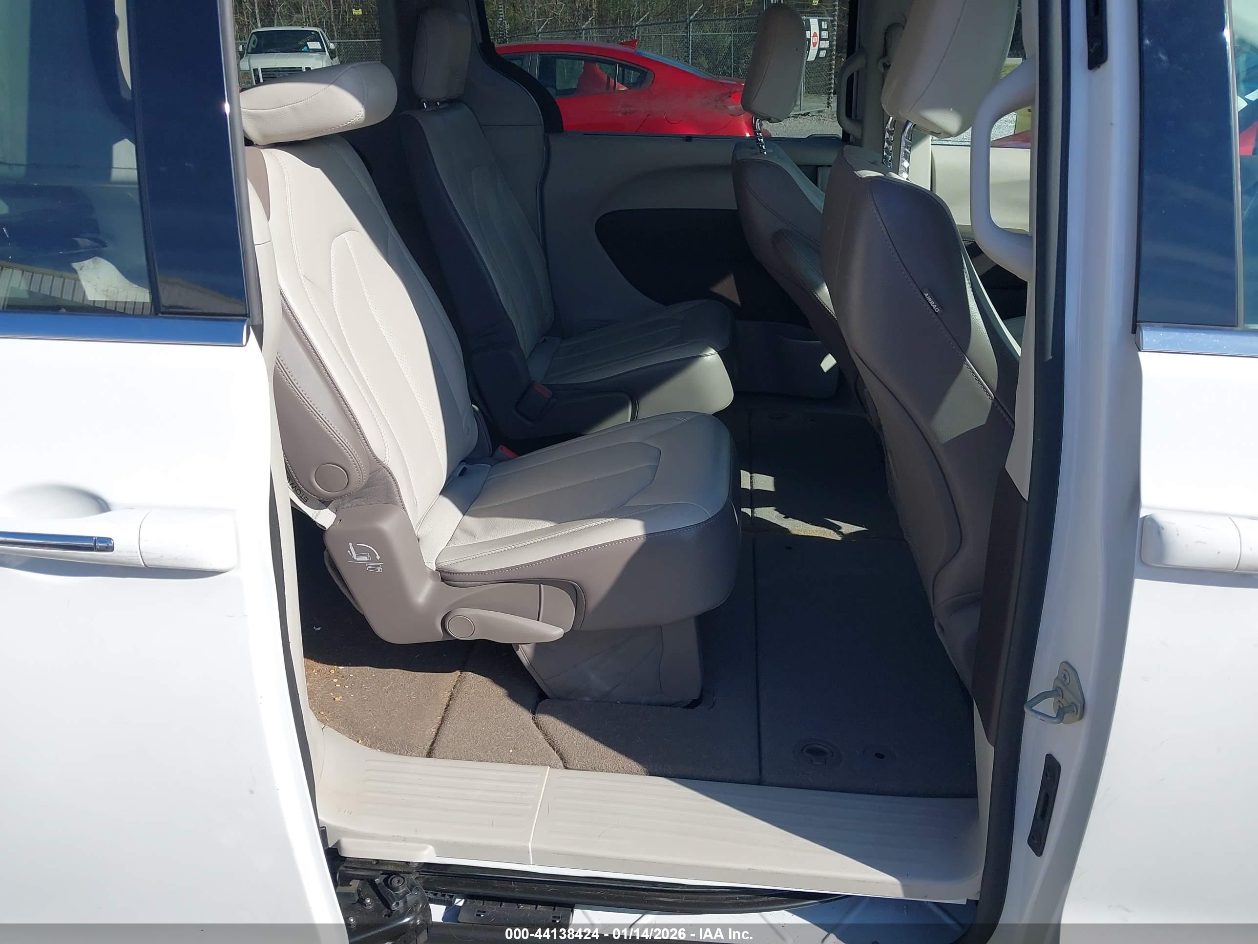 CHRYSLER PACIFICA image 8