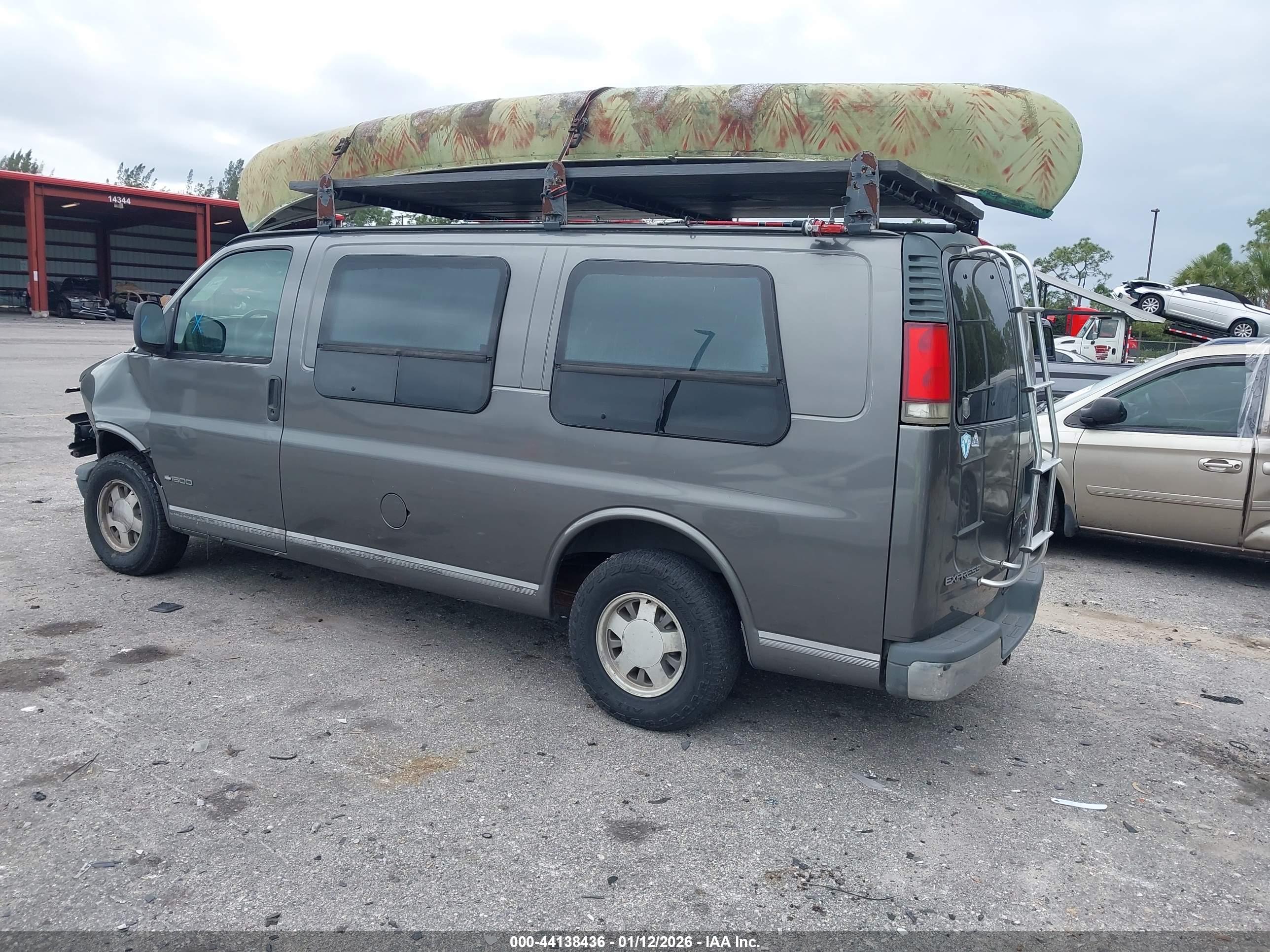 CHEVROLET EXPRESS image 3