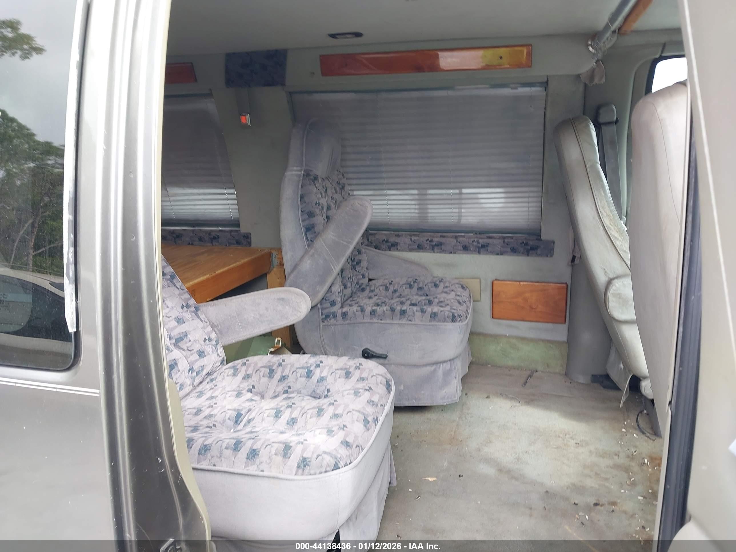 CHEVROLET EXPRESS image 8