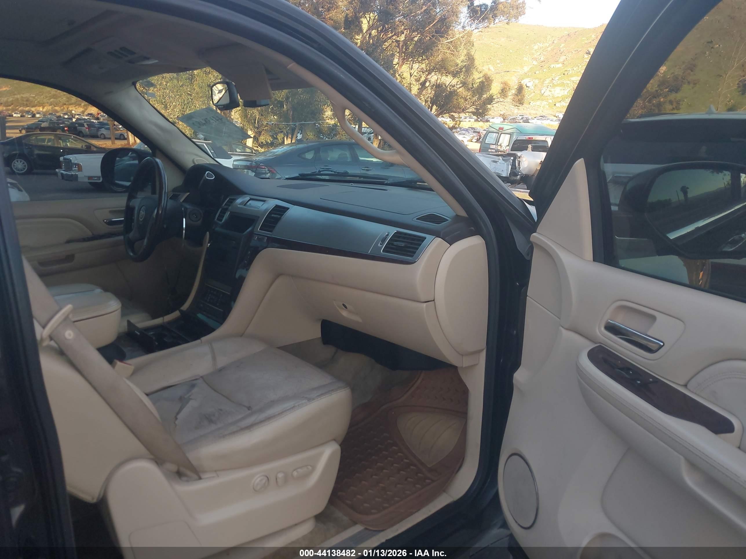 CADILLAC ESCALADE image 5