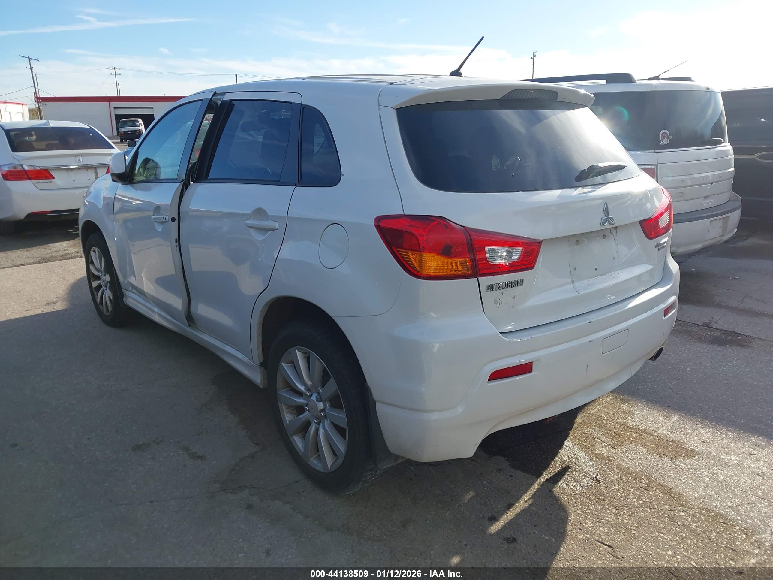 MITSUBISHI OUTLANDER image 3