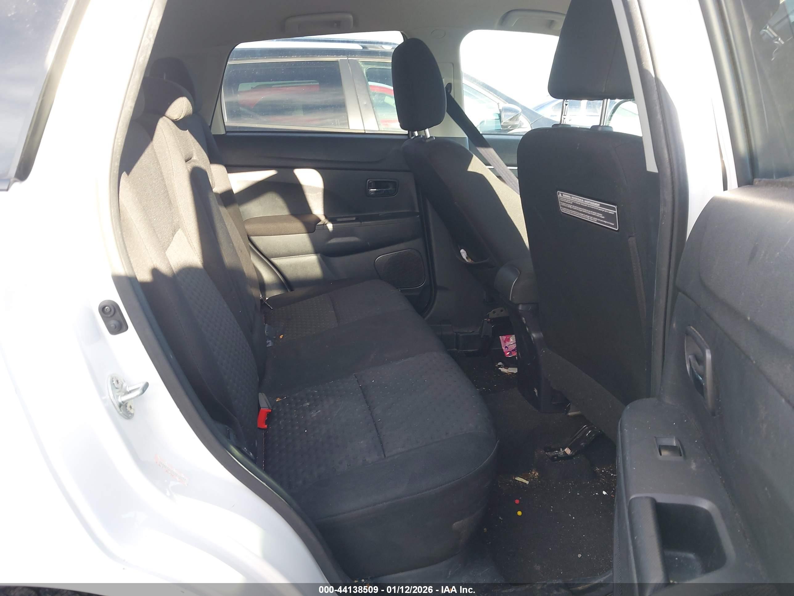 MITSUBISHI OUTLANDER image 8