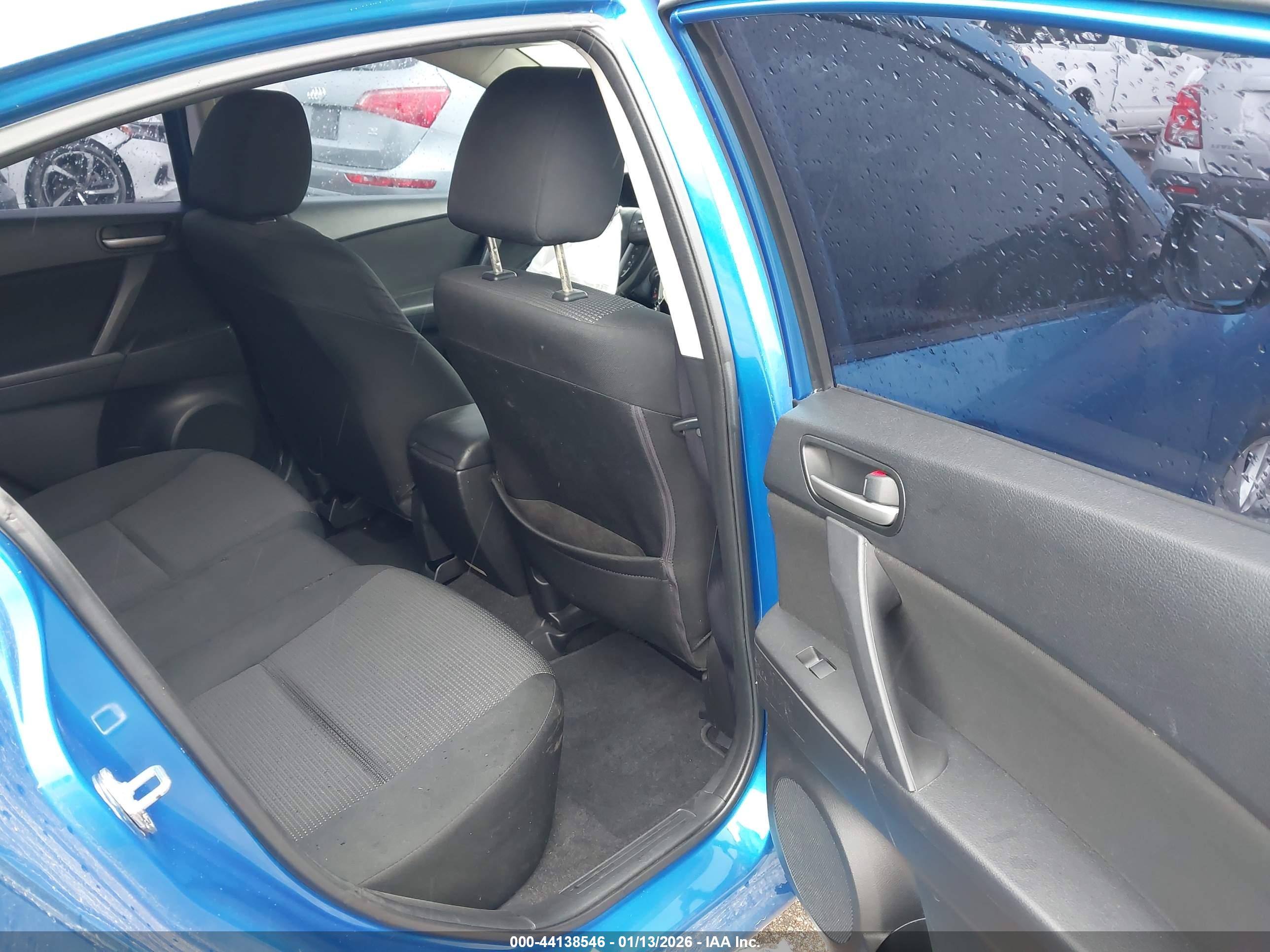 MAZDA 3 image 8