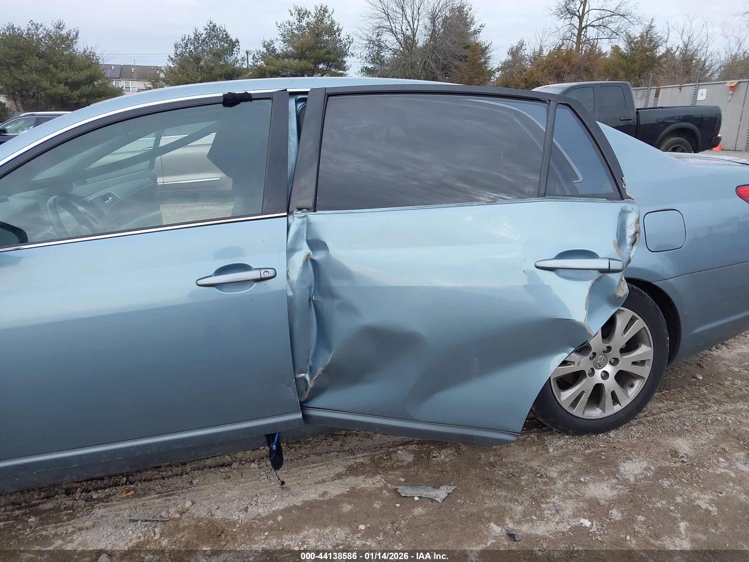TOYOTA AVALON image 6