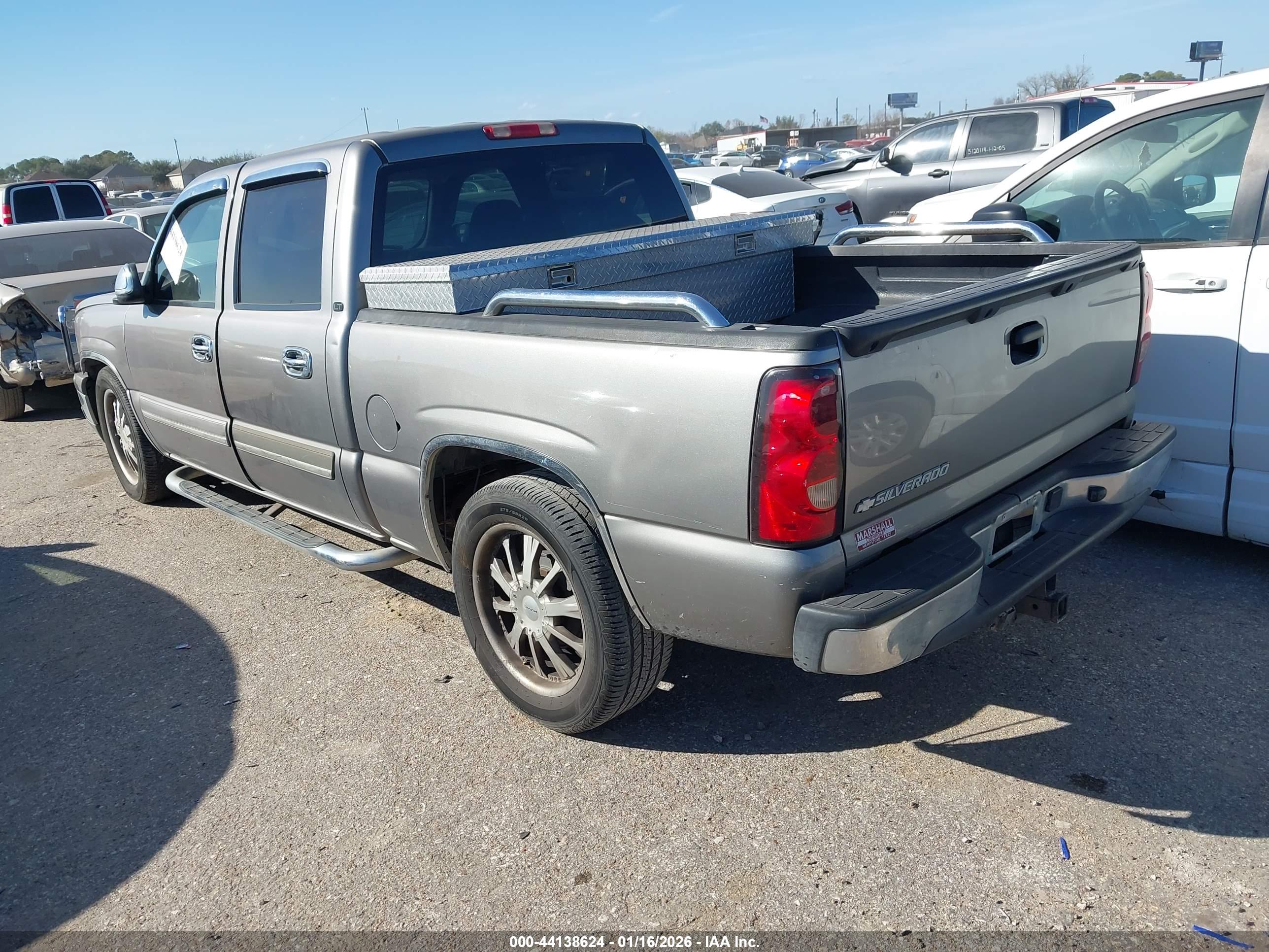 CHEVROLET SILVERADO image 3