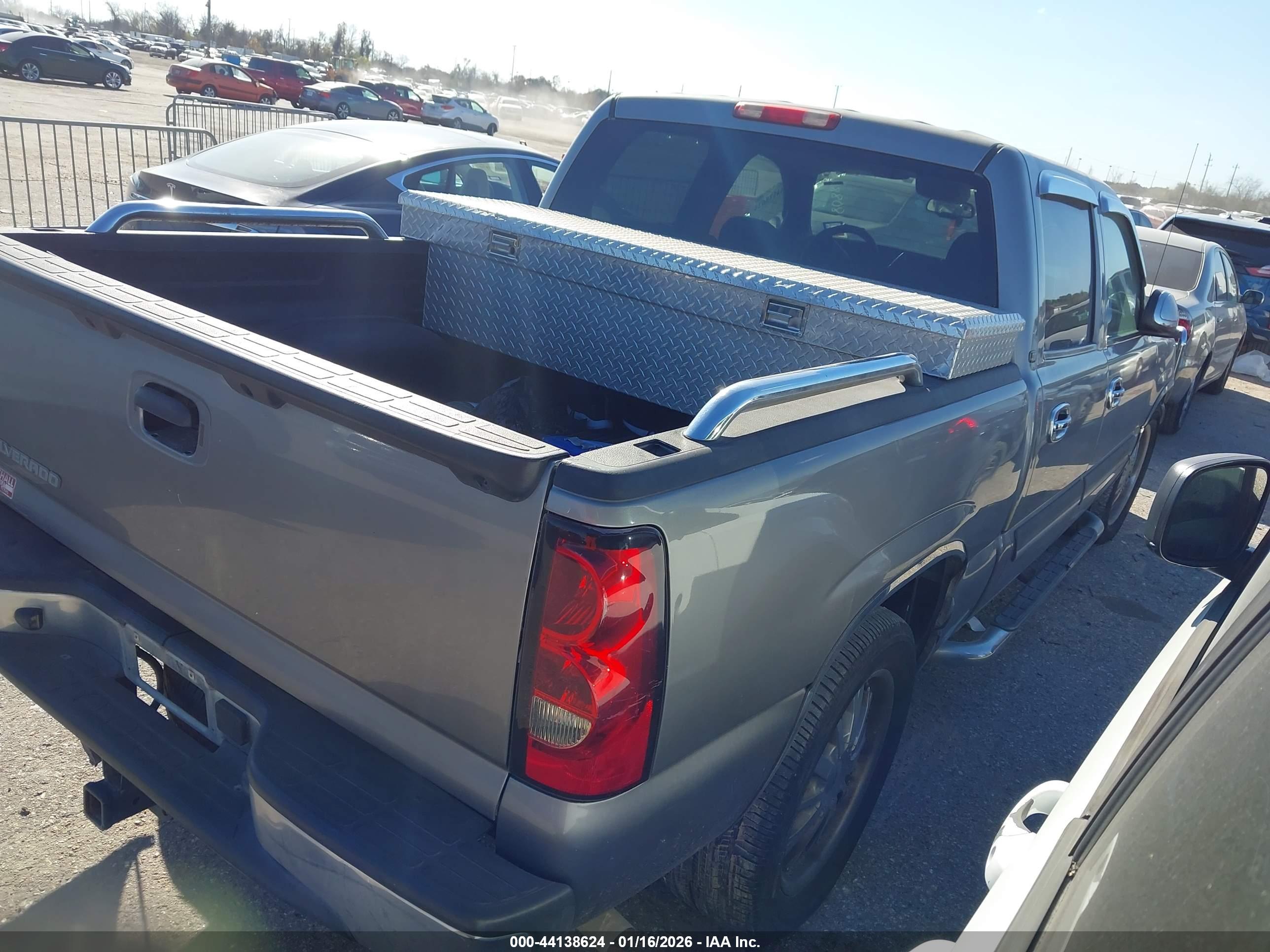 CHEVROLET SILVERADO image 4