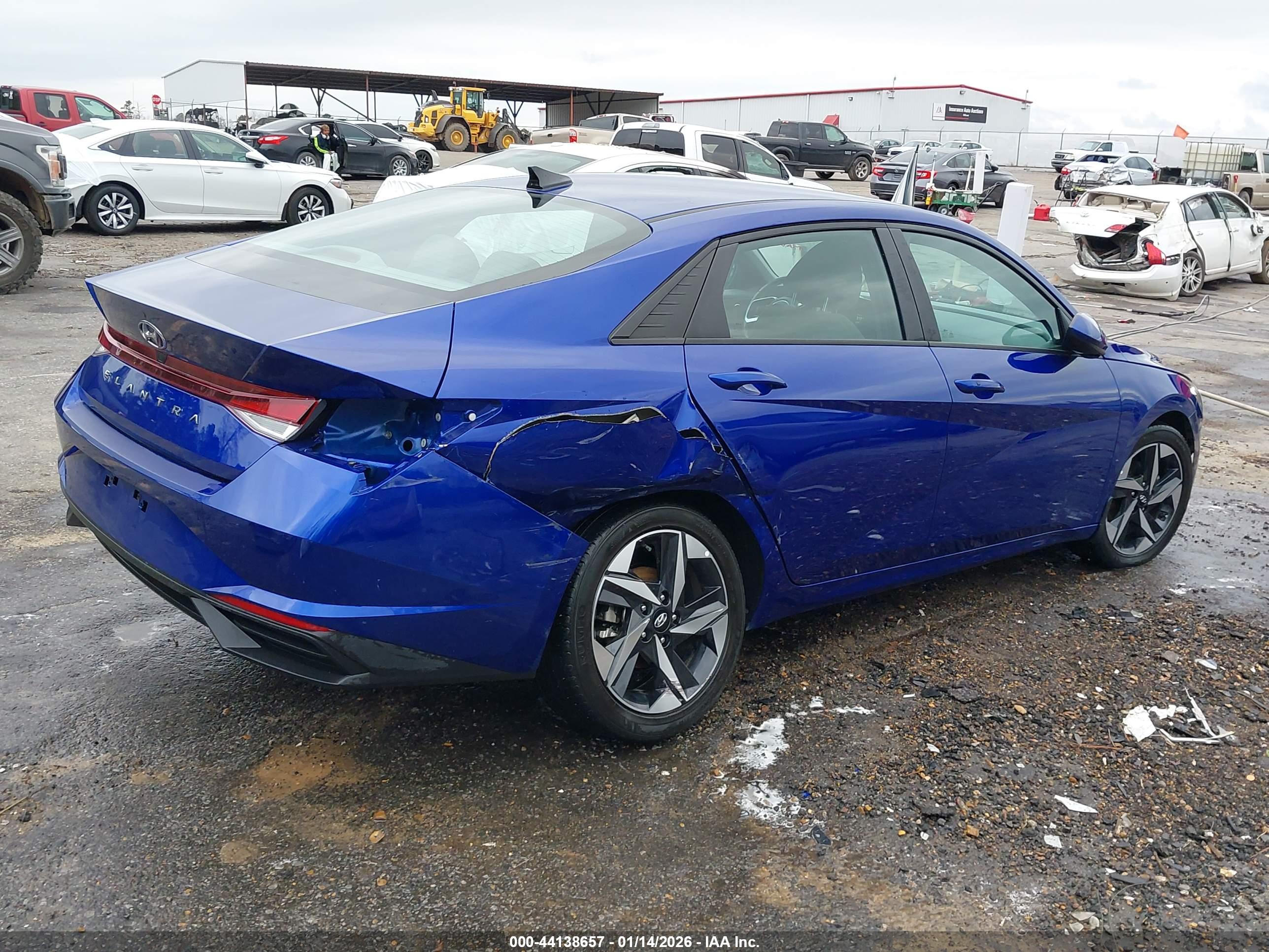 HYUNDAI ELANTRA image 4