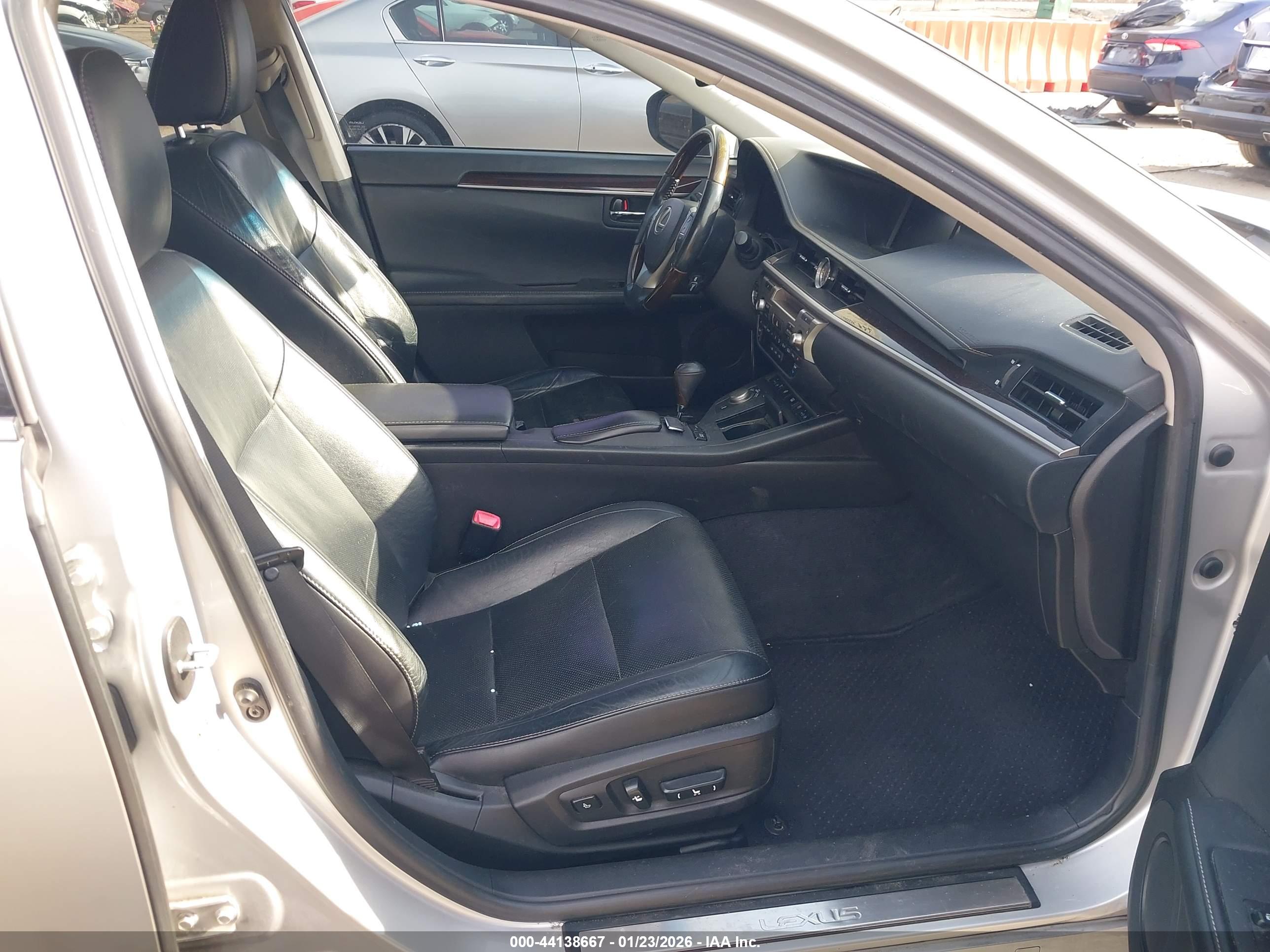 LEXUS ES image 5