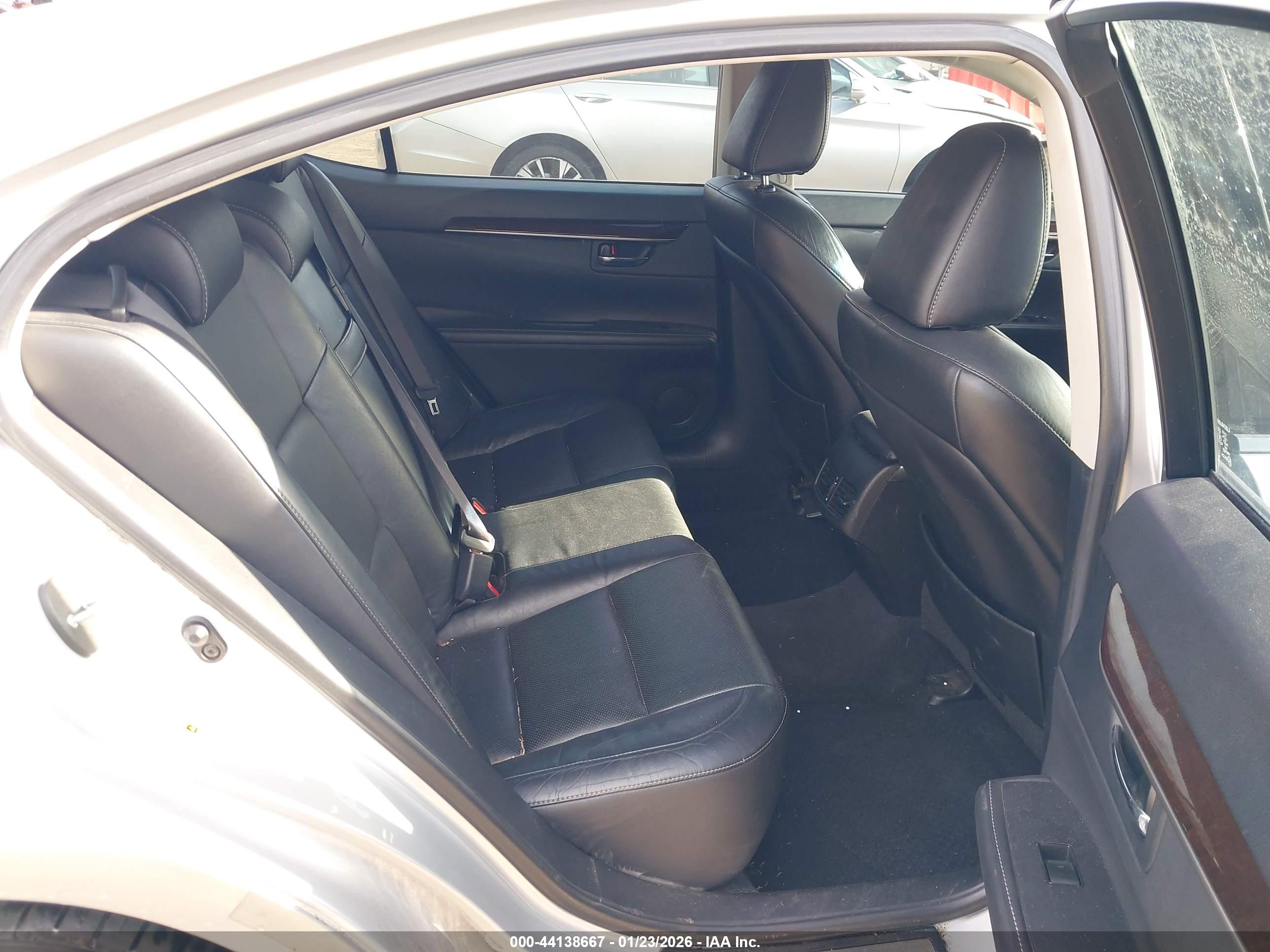 LEXUS ES image 8