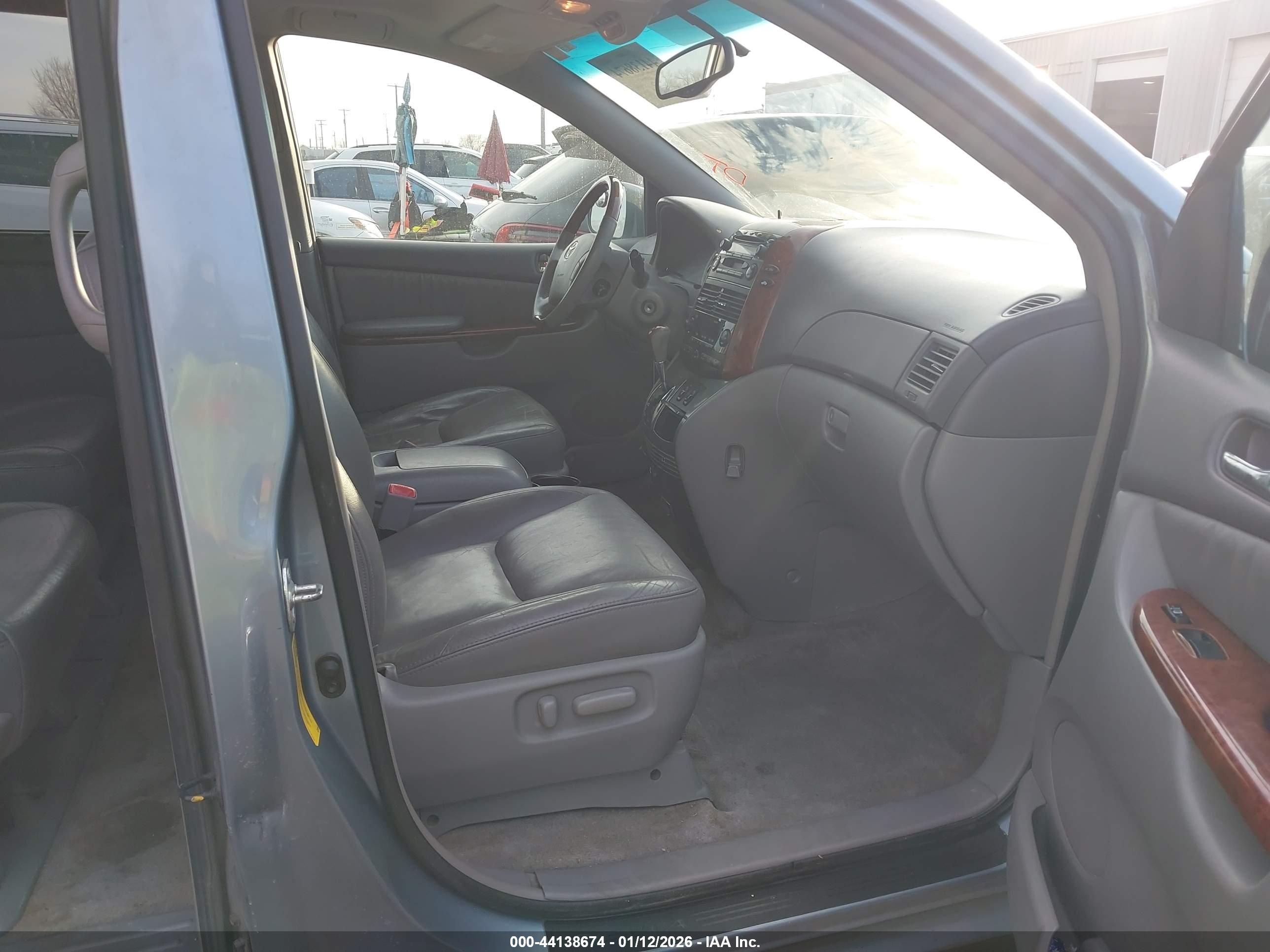 TOYOTA SIENNA image 5