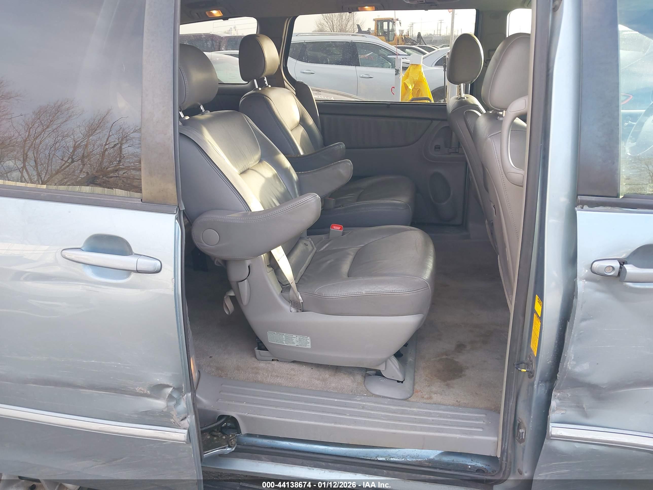 TOYOTA SIENNA image 8