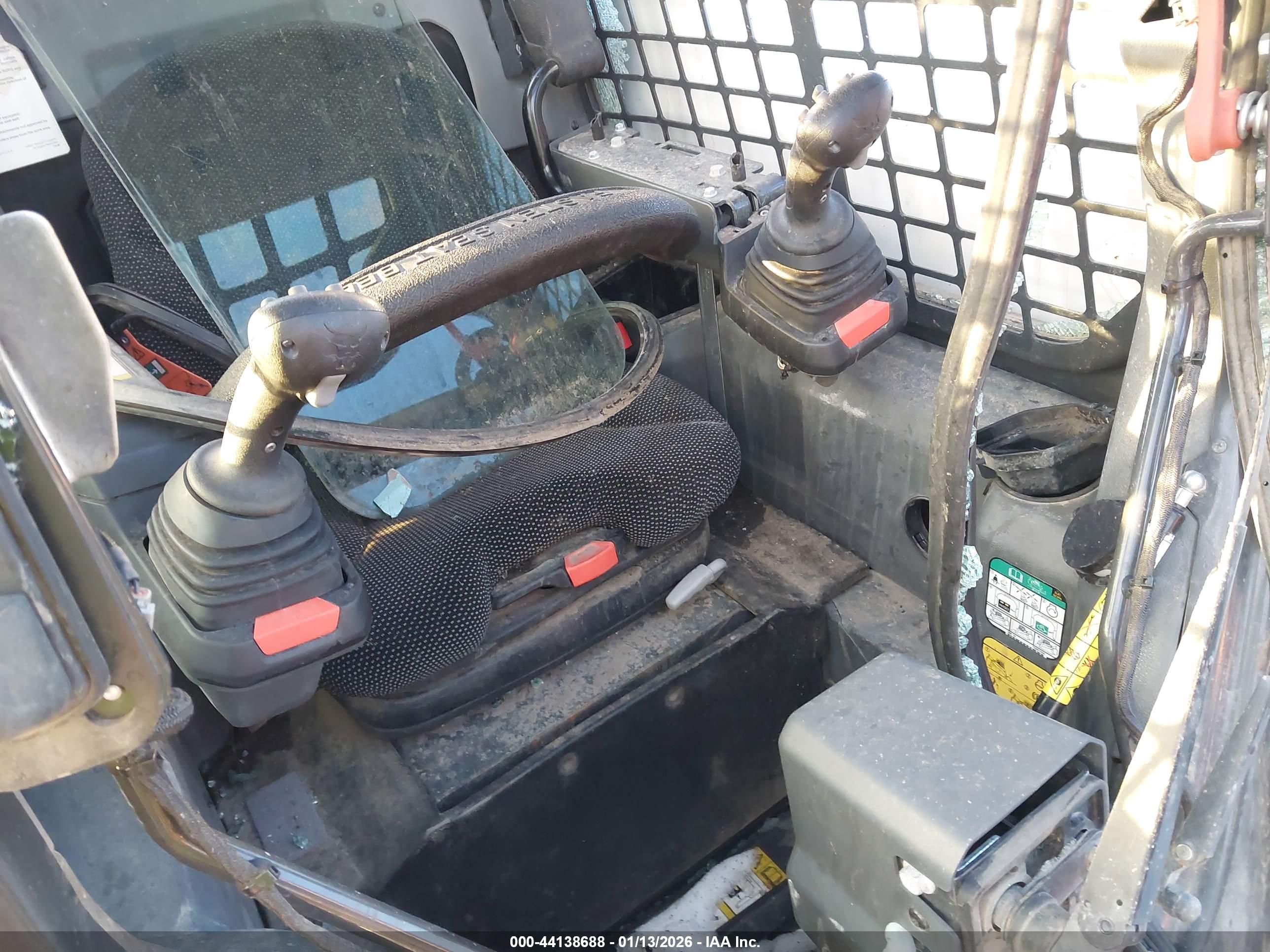 BOBCAT T76 image 8