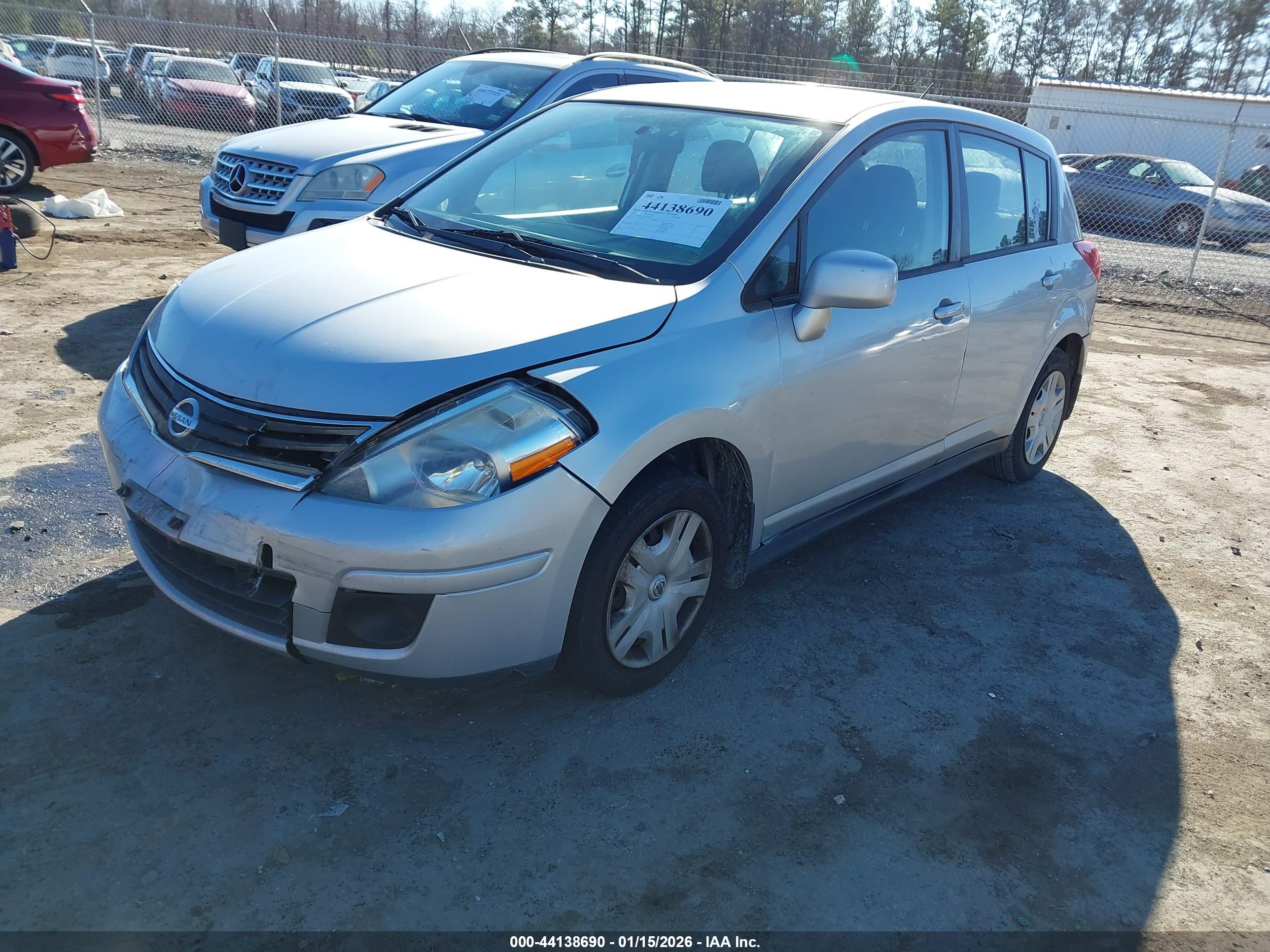 NISSAN VERSA image 2