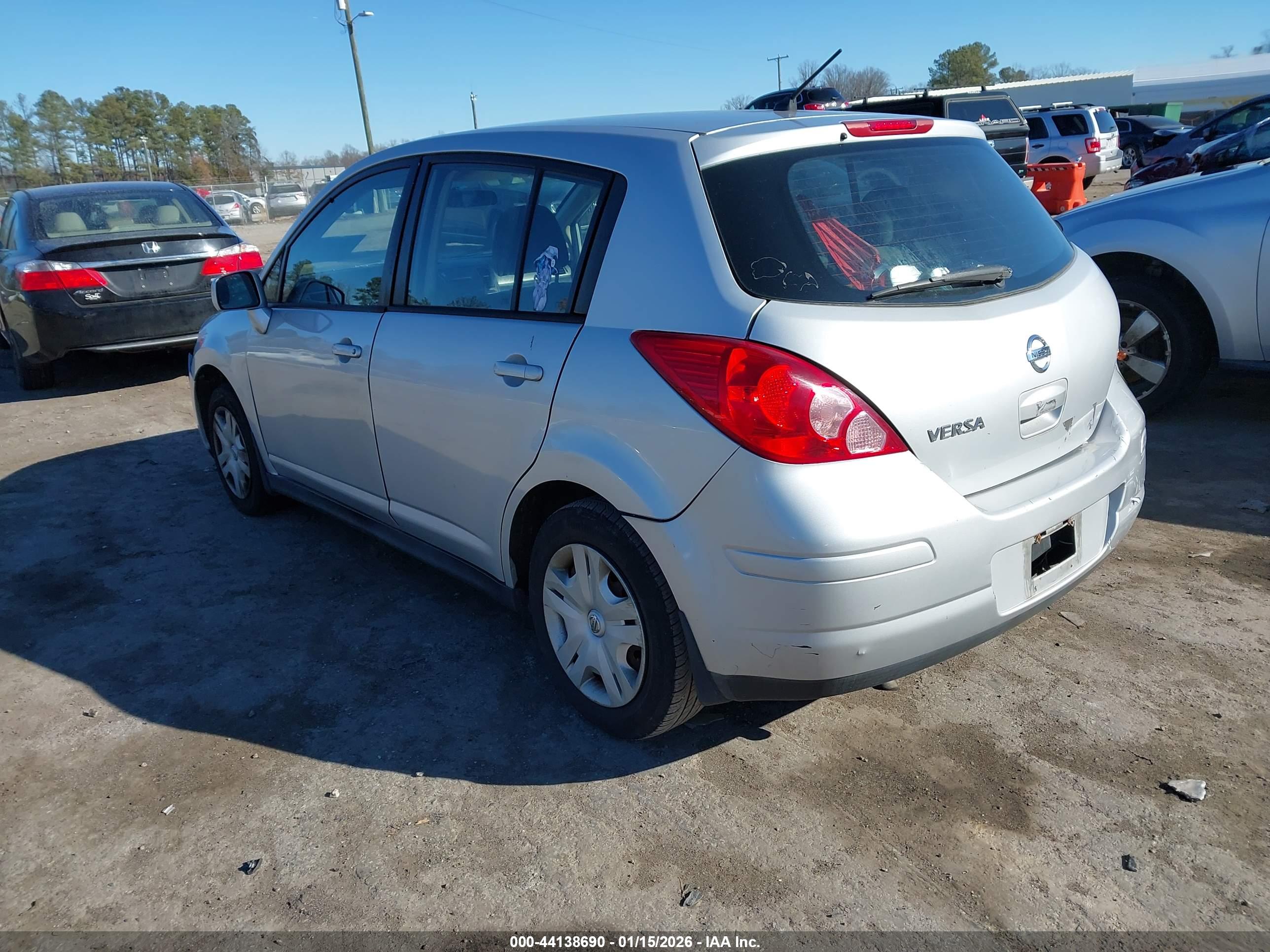 NISSAN VERSA image 3