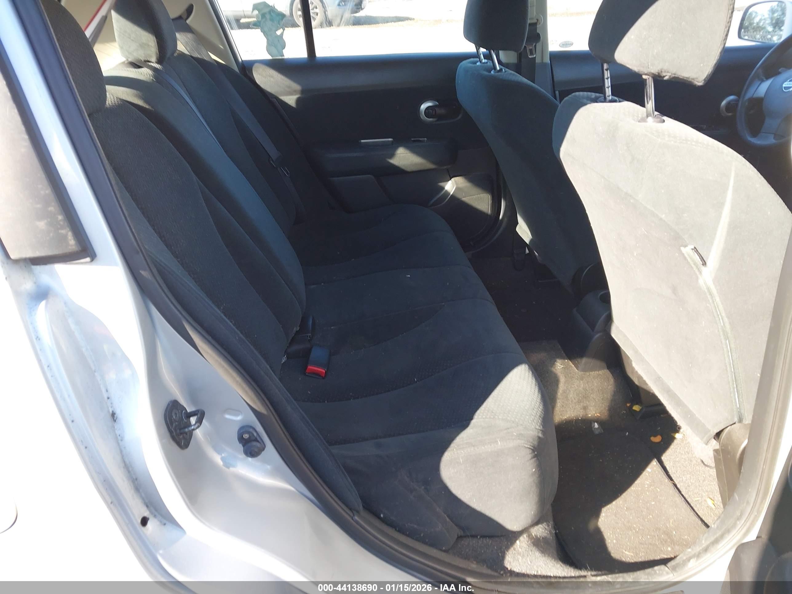 NISSAN VERSA image 8