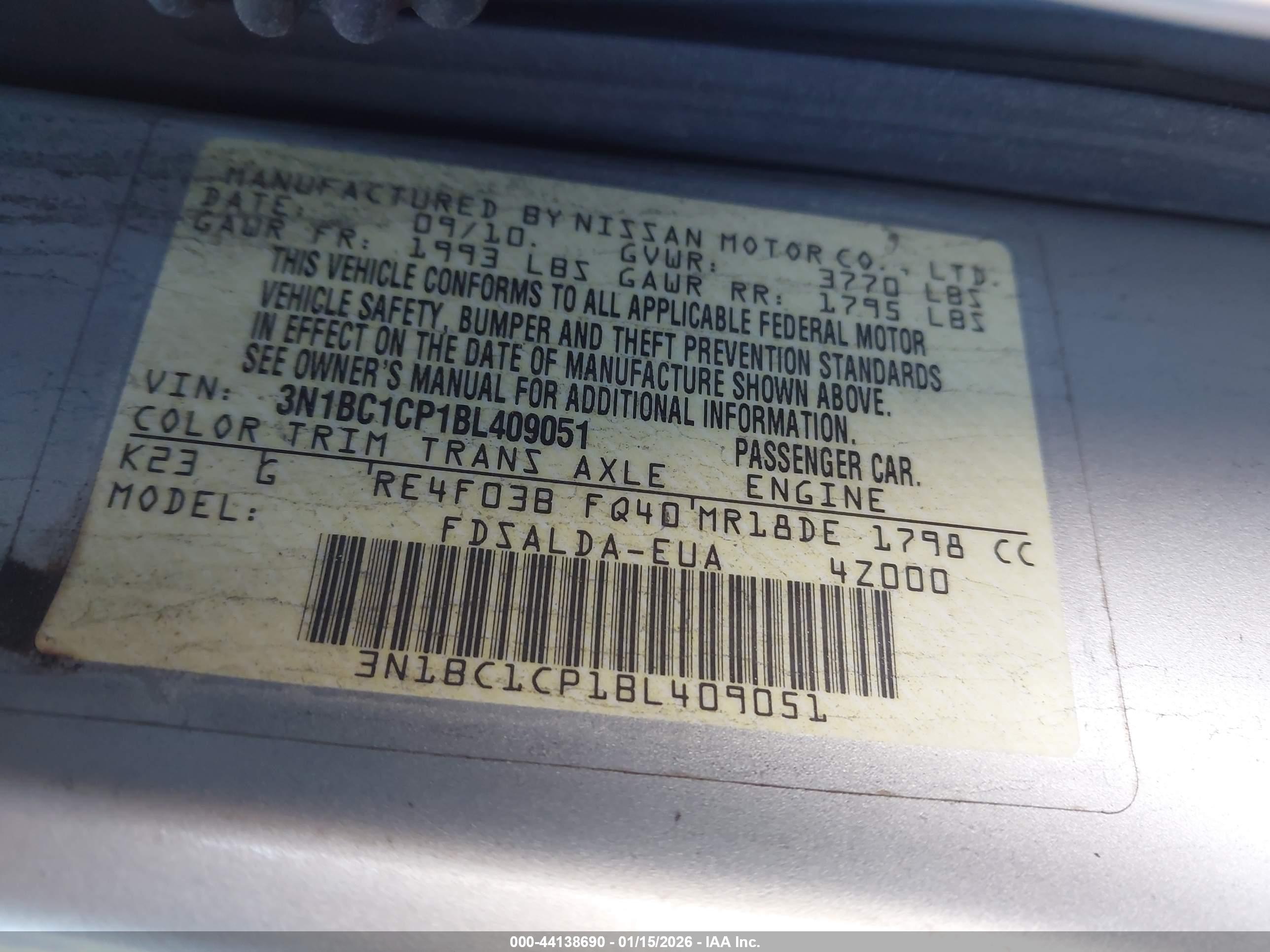 NISSAN VERSA image 9