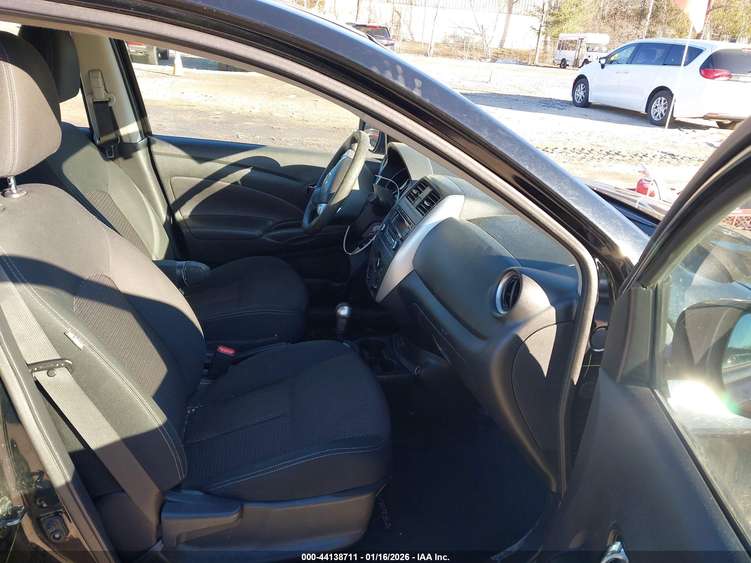 NISSAN VERSA image 5