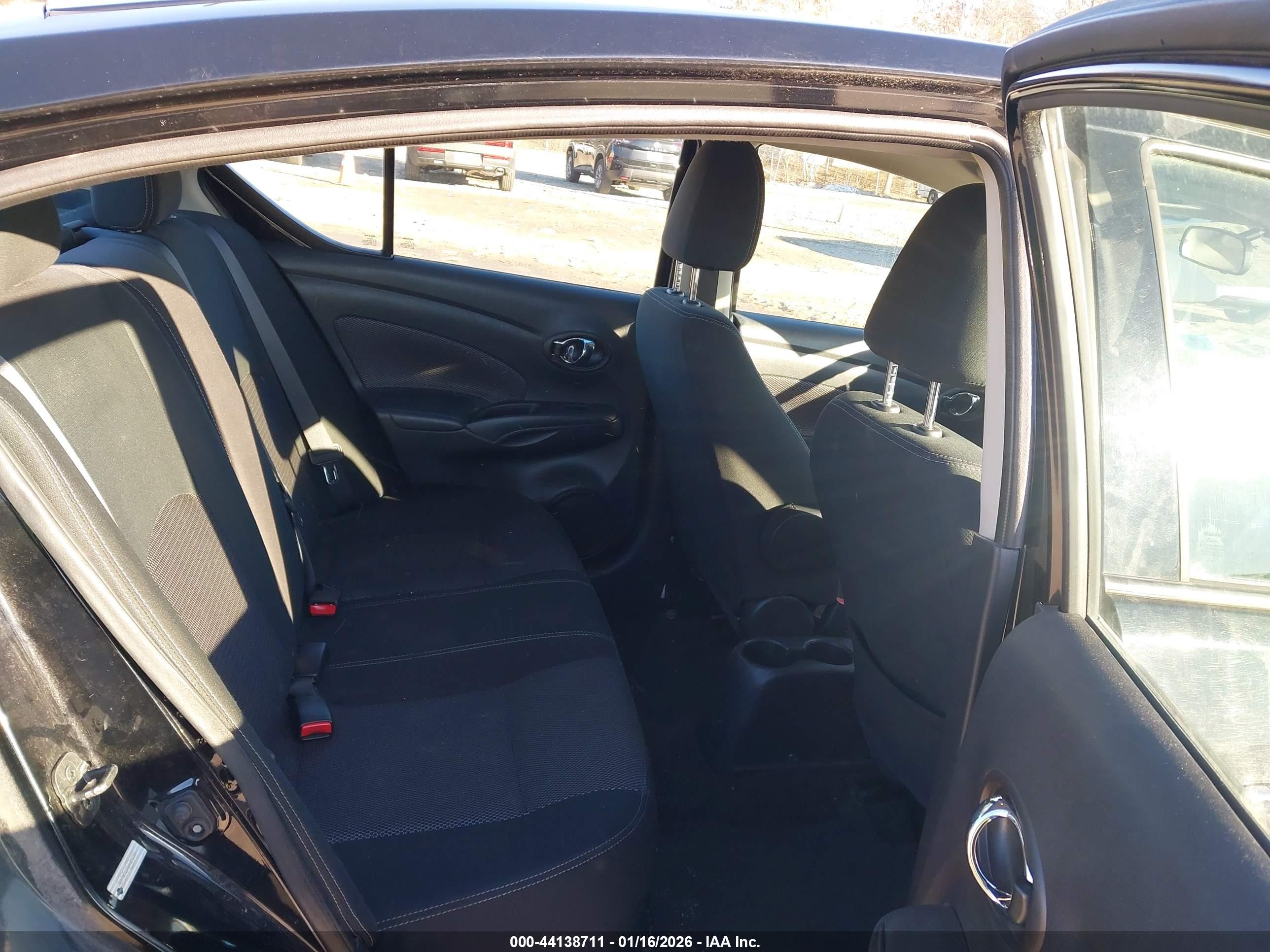 NISSAN VERSA image 8