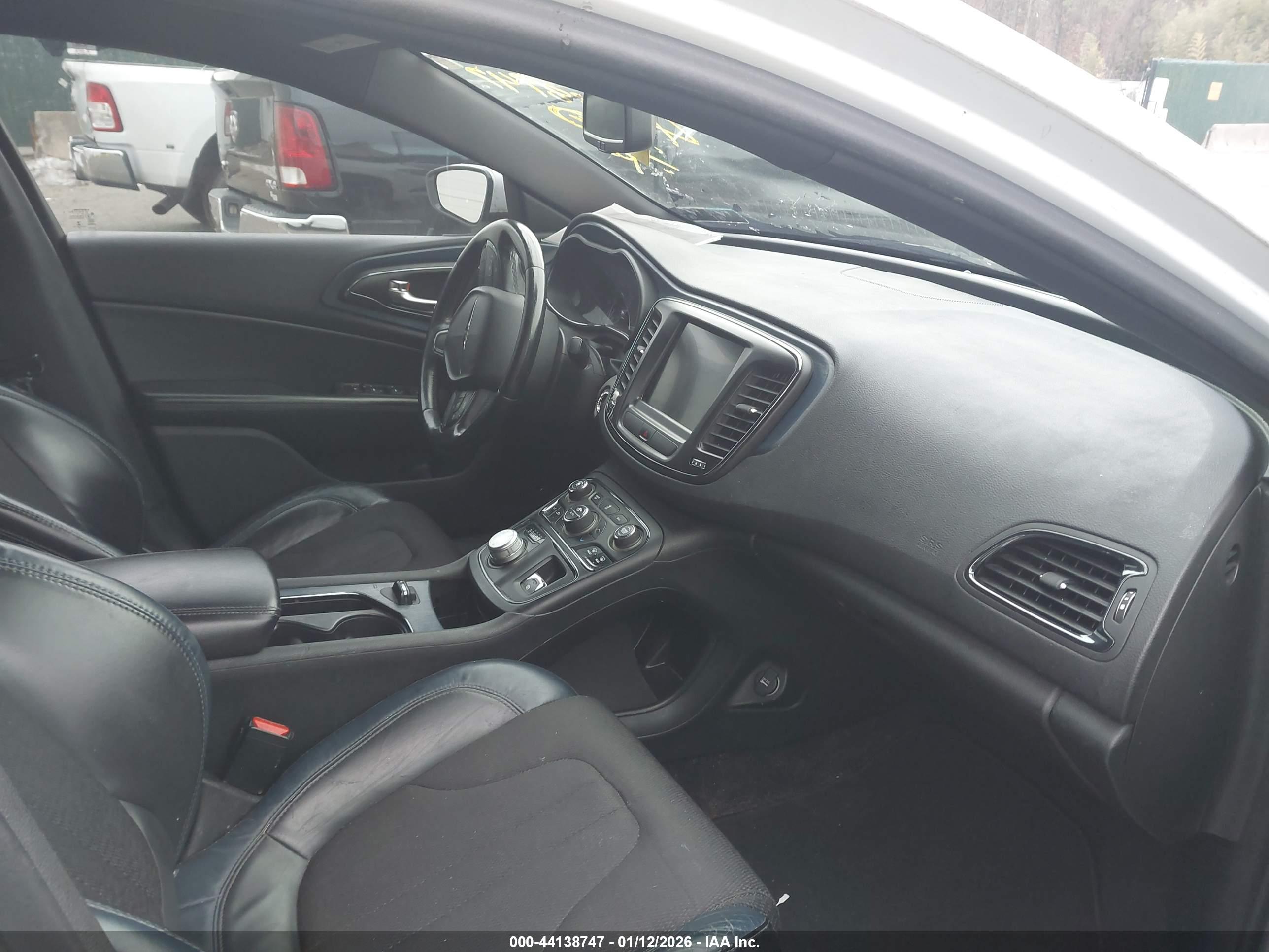 CHRYSLER 200 image 5