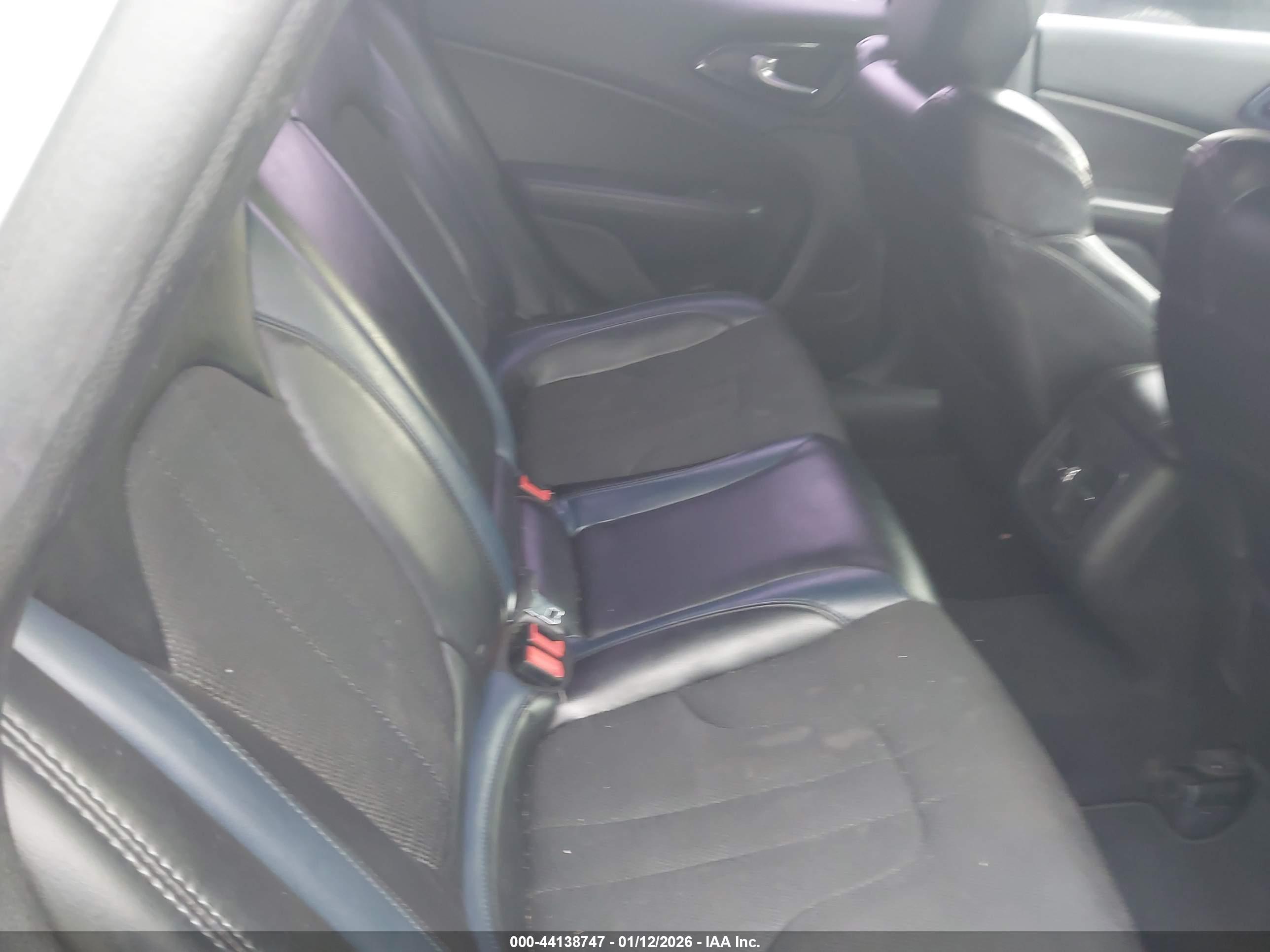 CHRYSLER 200 image 8