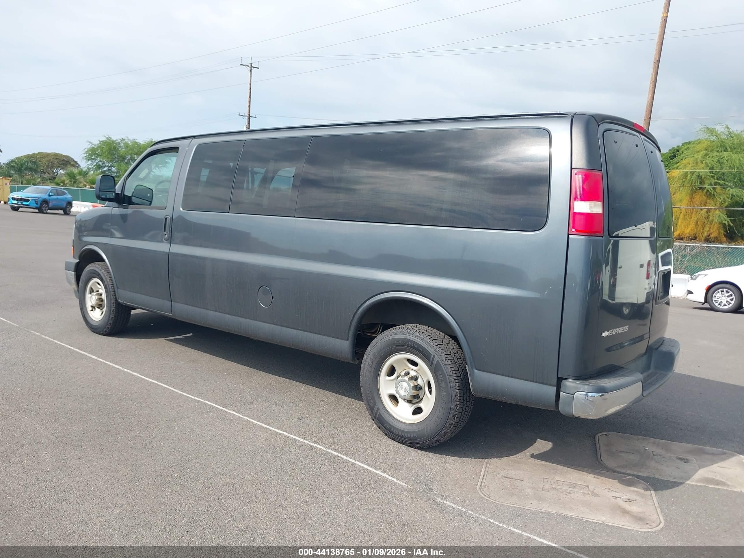 CHEVROLET EXPRESS image 3