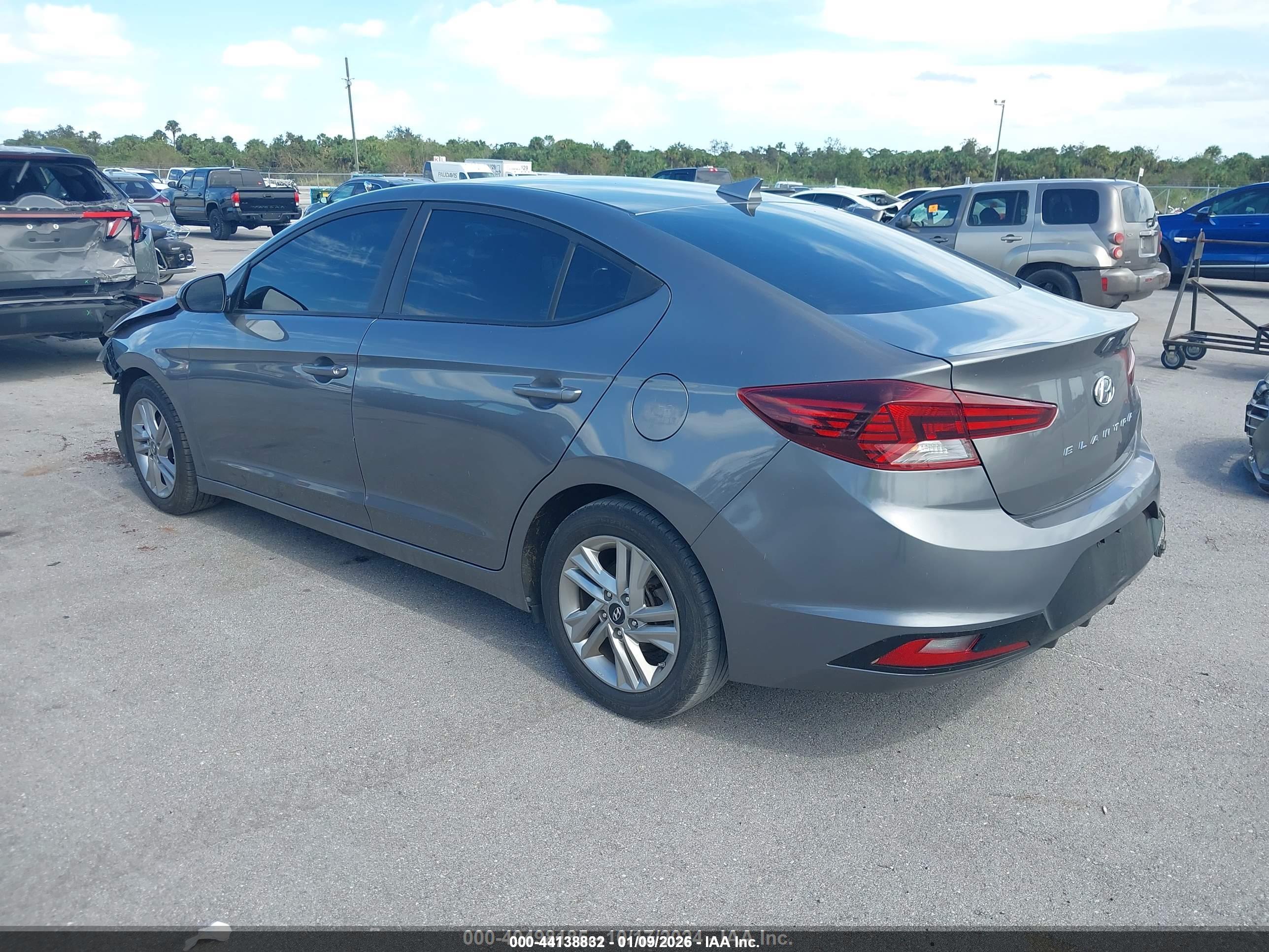 HYUNDAI ELANTRA image 3