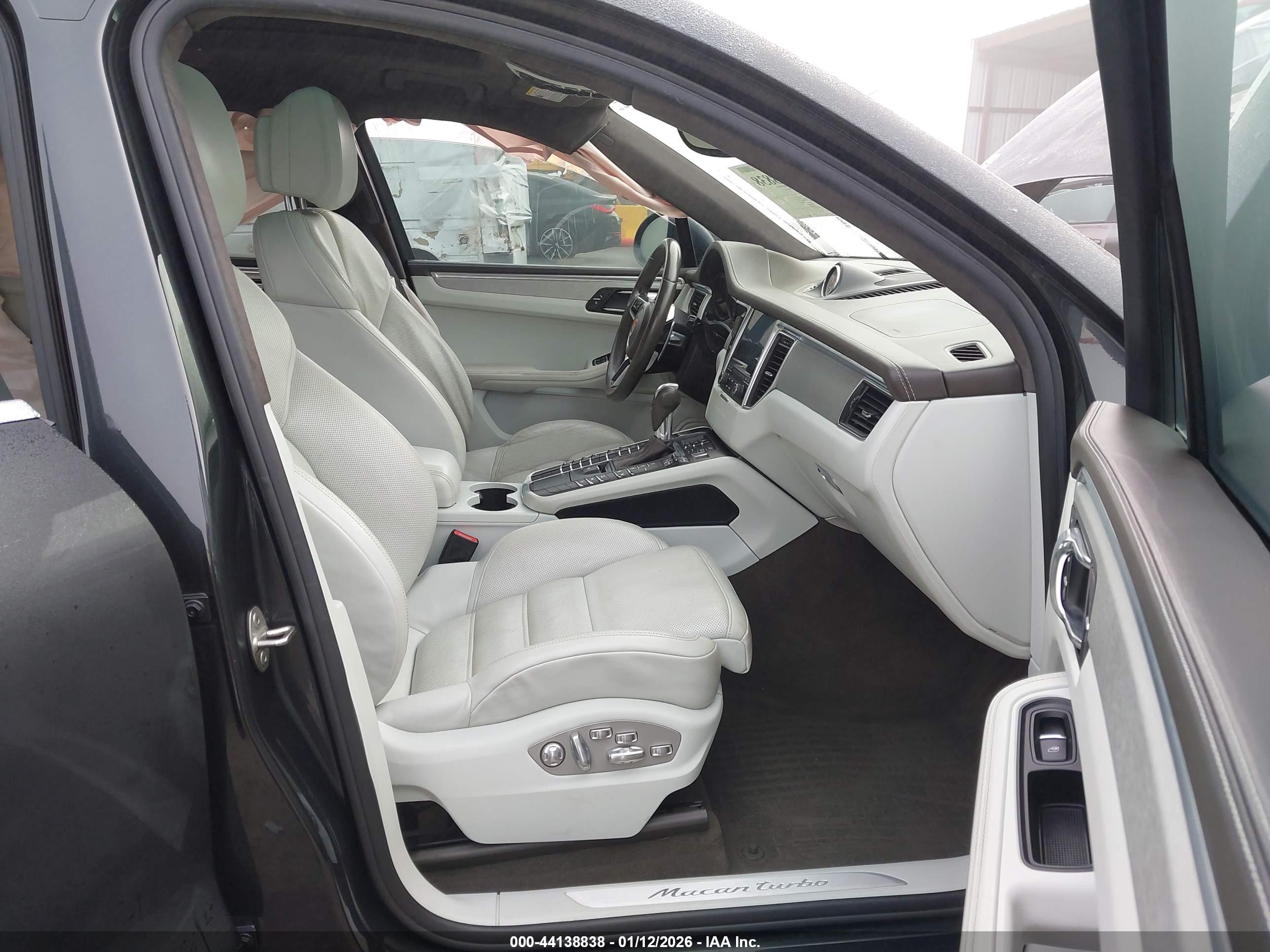 PORSCHE MACAN image 5