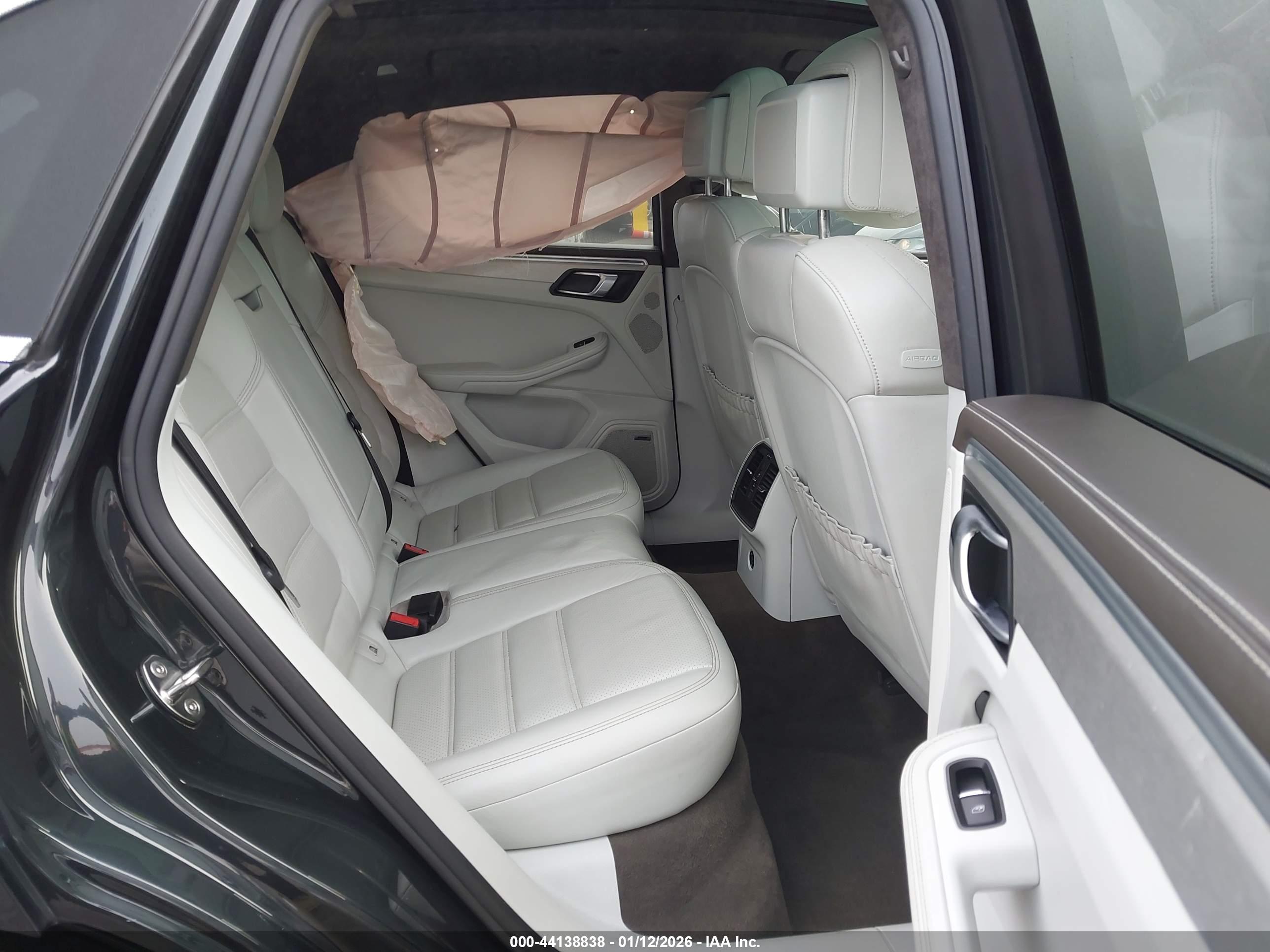 PORSCHE MACAN image 8
